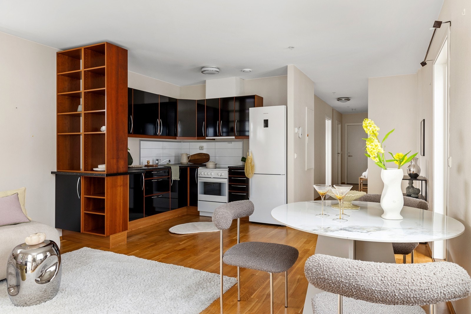 Smart hylle seksjon på kjøkken som lager et naturlig skille mellom stue og kjøkken. Galleribilde