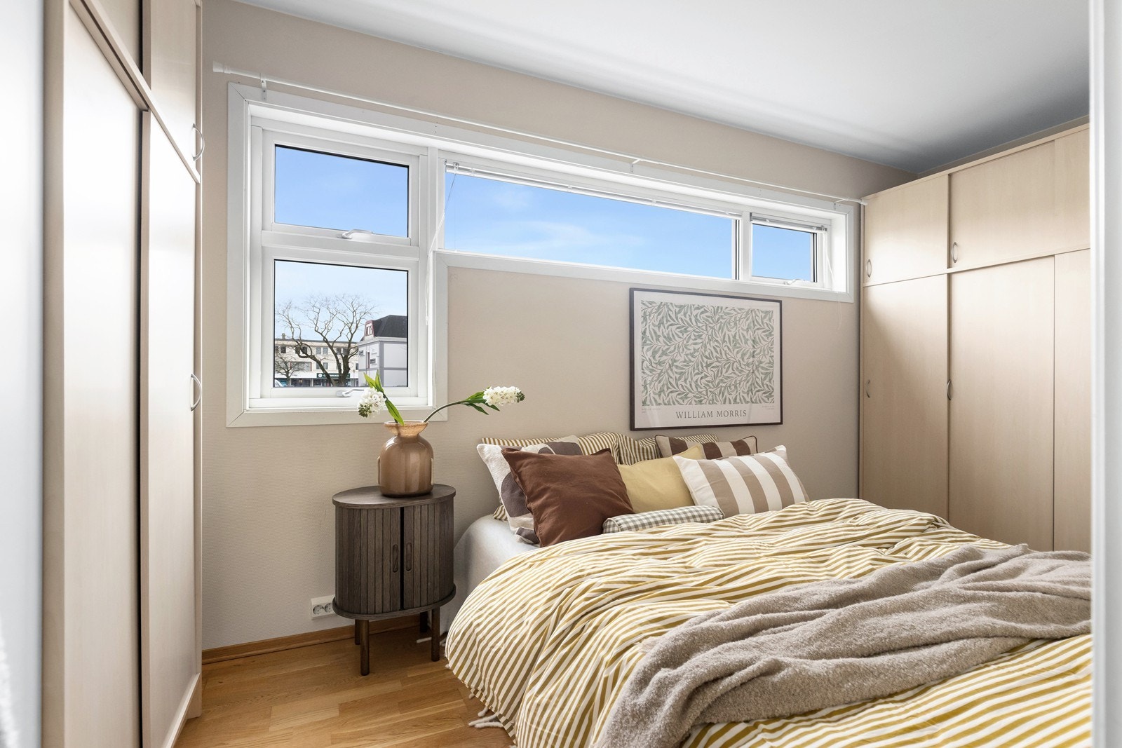 Rikelig med skapplass på begge sider av rommet. Galleribilde