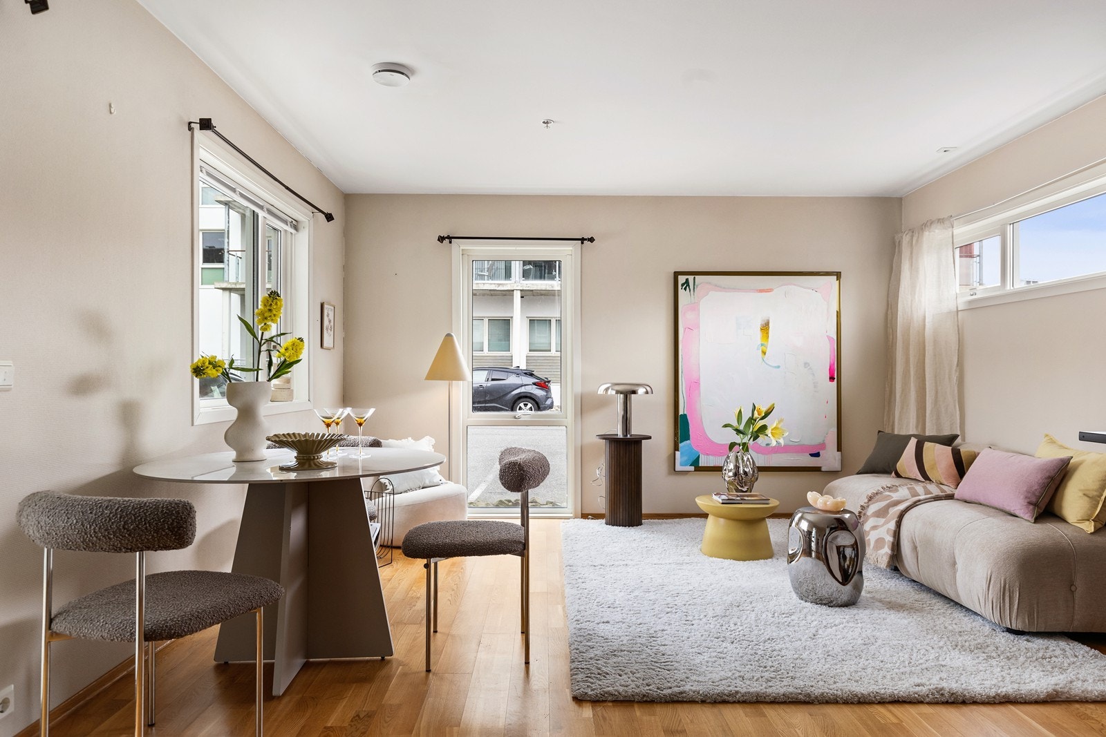 Leiligheten har bra med dagslys, da den har flere vindusflater. Galleribilde