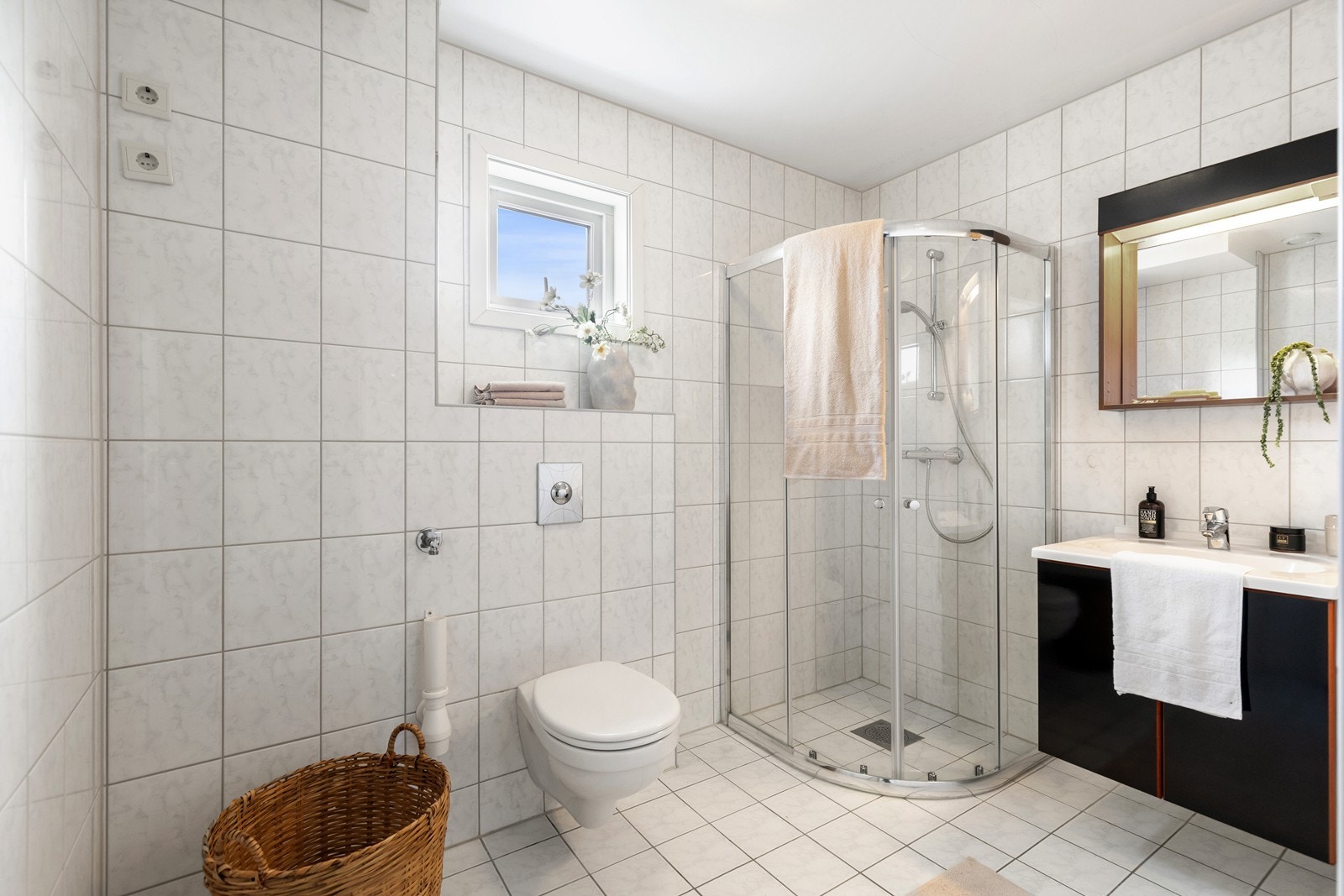 Helfliset bad med opplegg til vaskemaskin og tørketrommel. Galleribilde