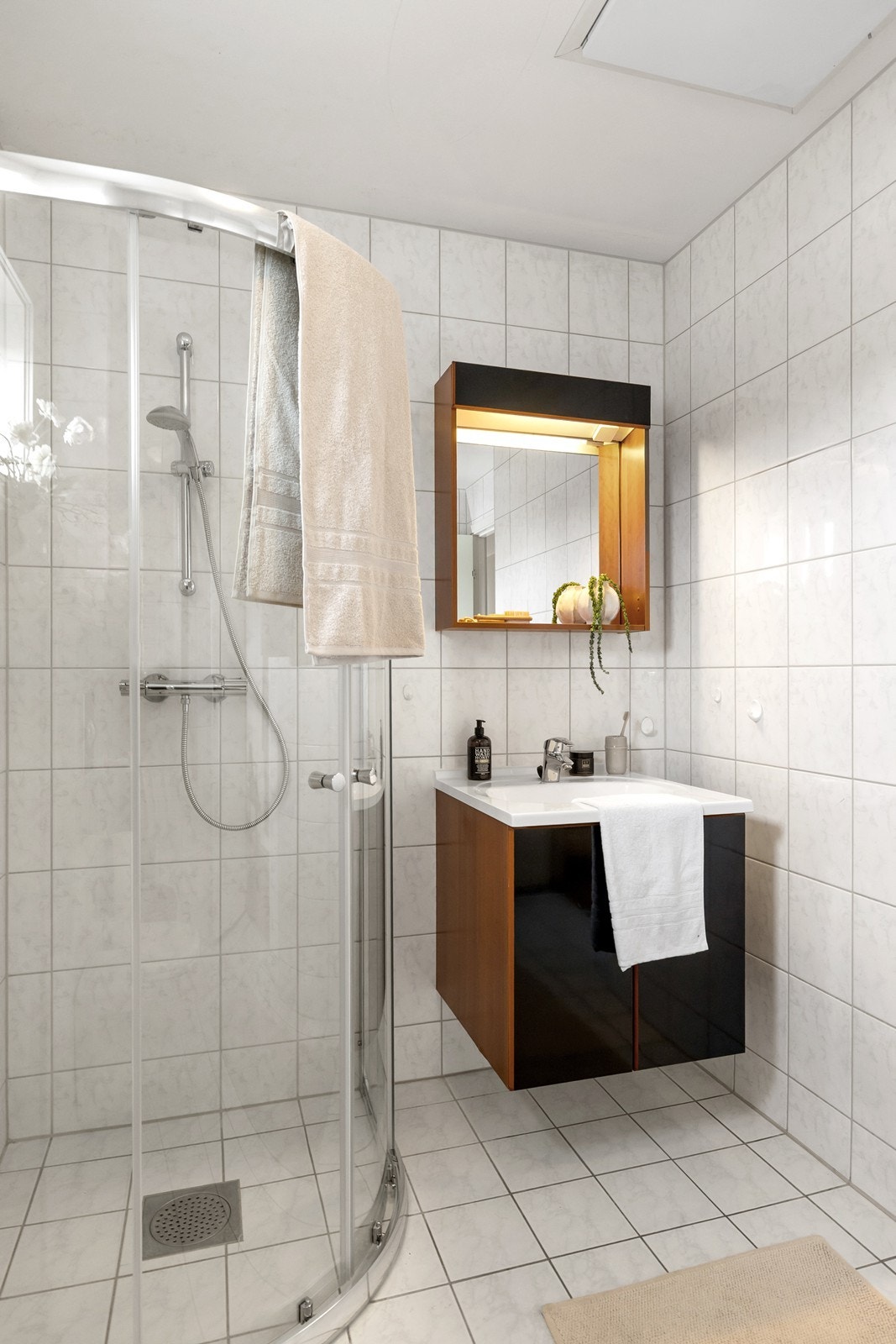 Fin innredning på badet som er i samme stil som kjøkkenet. Galleribilde