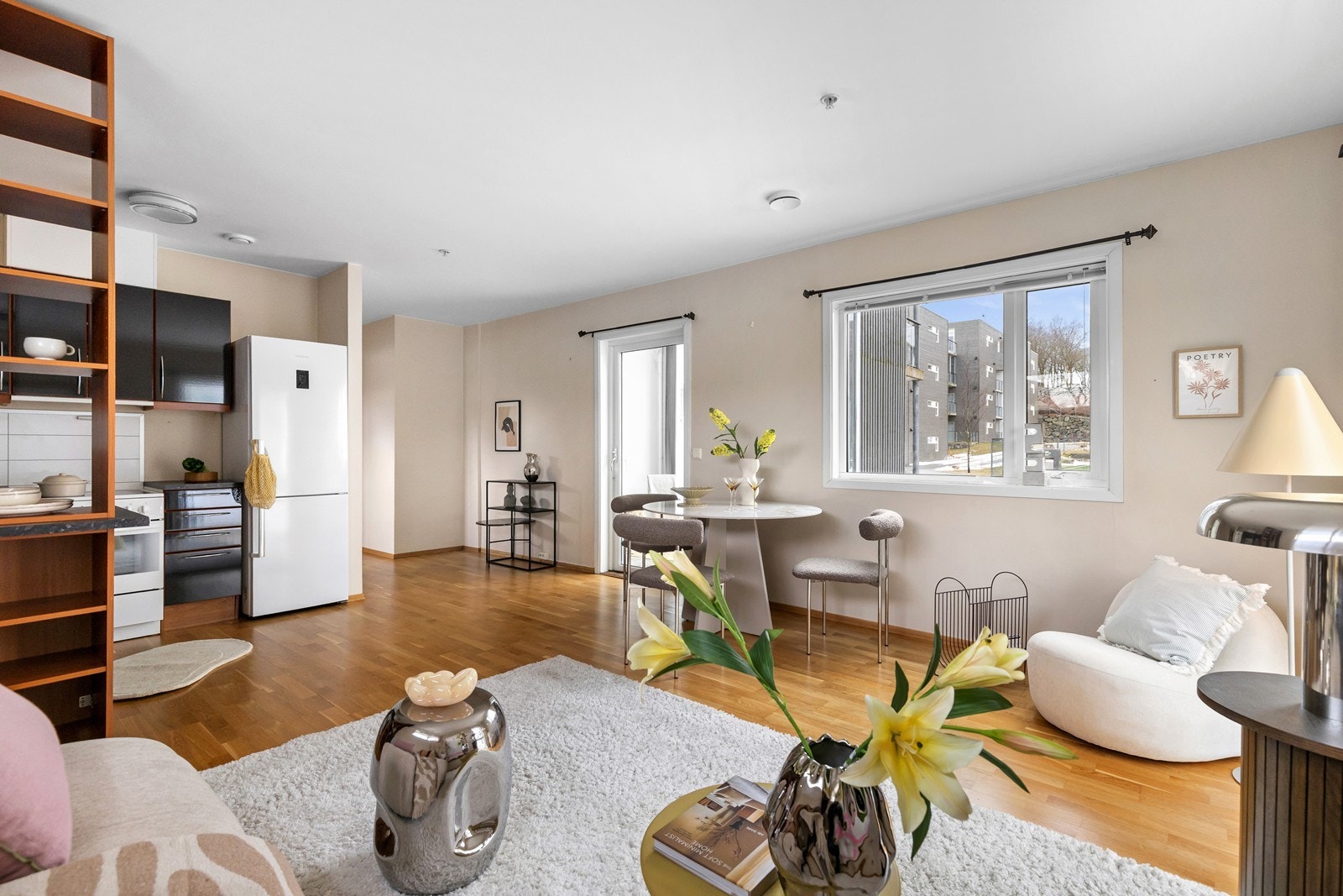 Vannbåren varme i alle gulv med unntak av soverommet. Det er også balansert ventilasjon som sikrer et godt innemiljø. Galleribilde