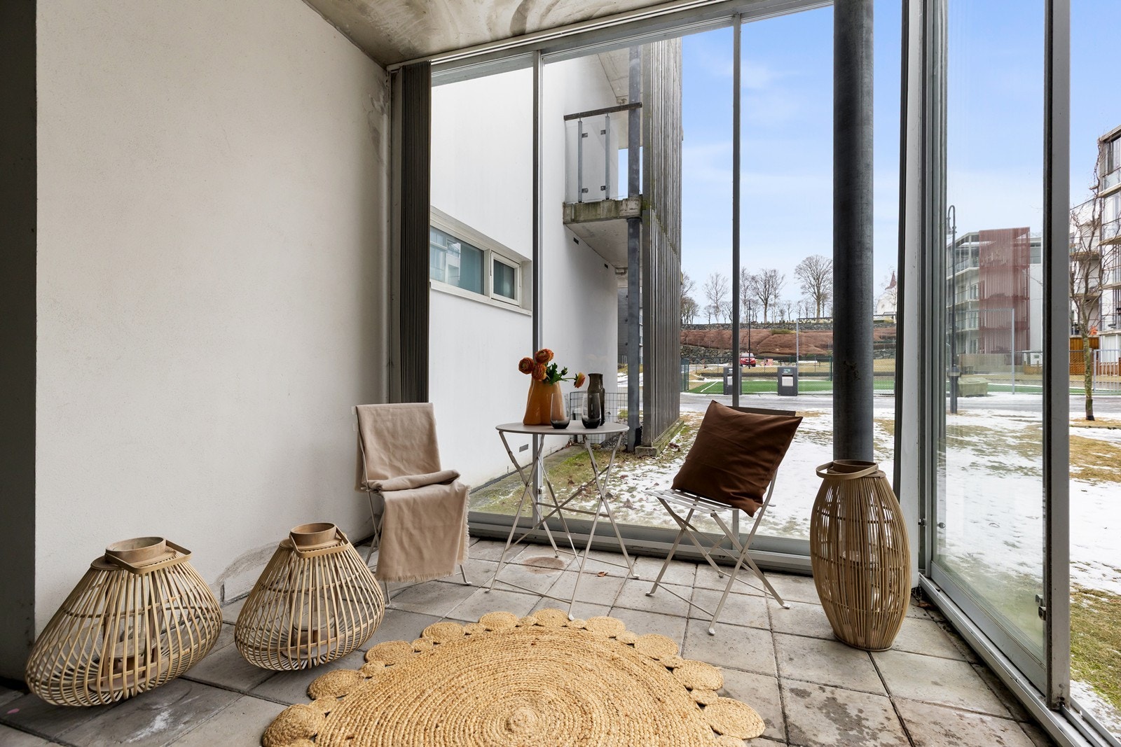 Det er montert lameller som kan benyttes for skjerming av både sol og innsyn. Galleribilde