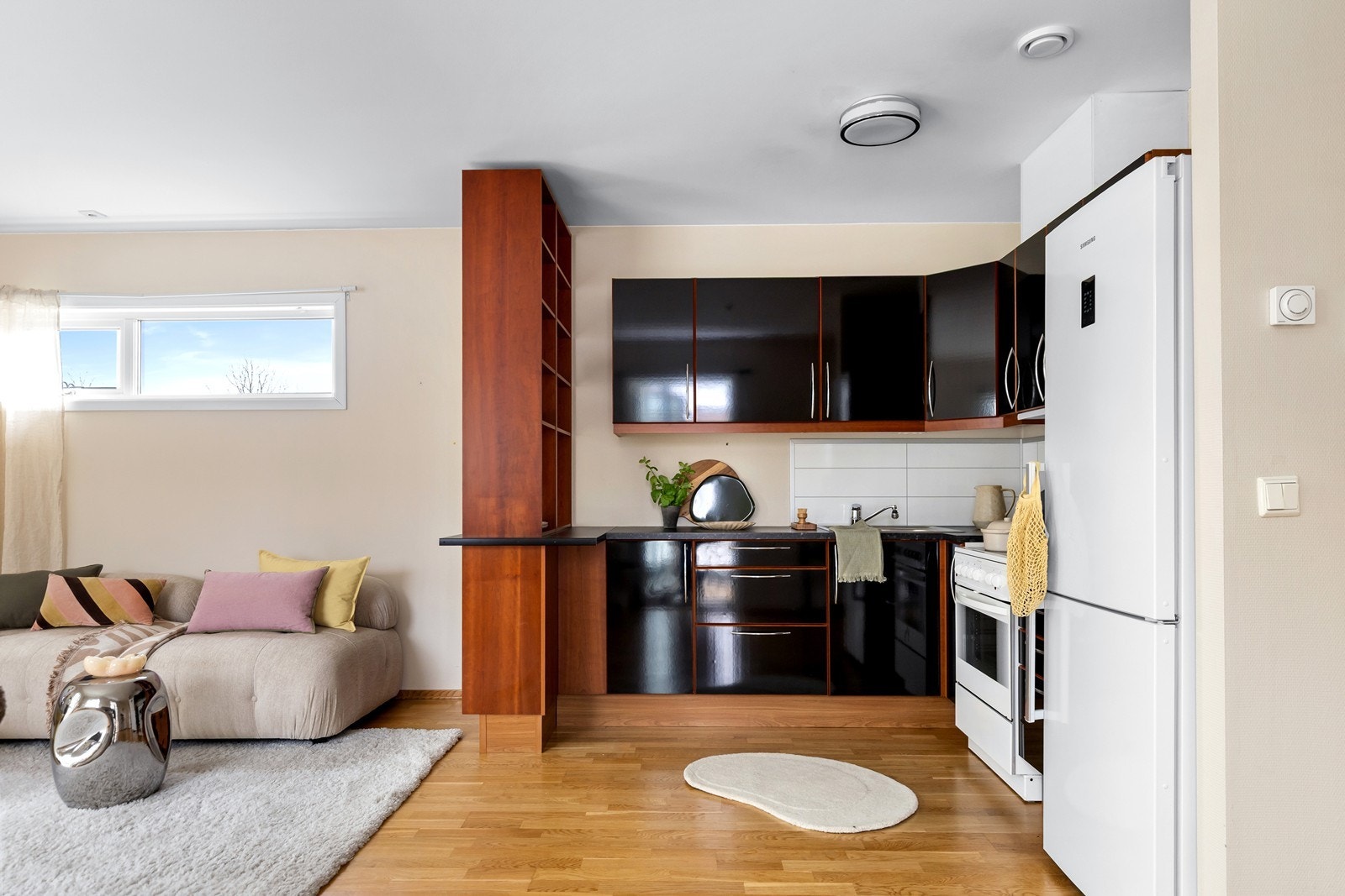 Kjøkkenet har bra med skapplass. Galleribilde