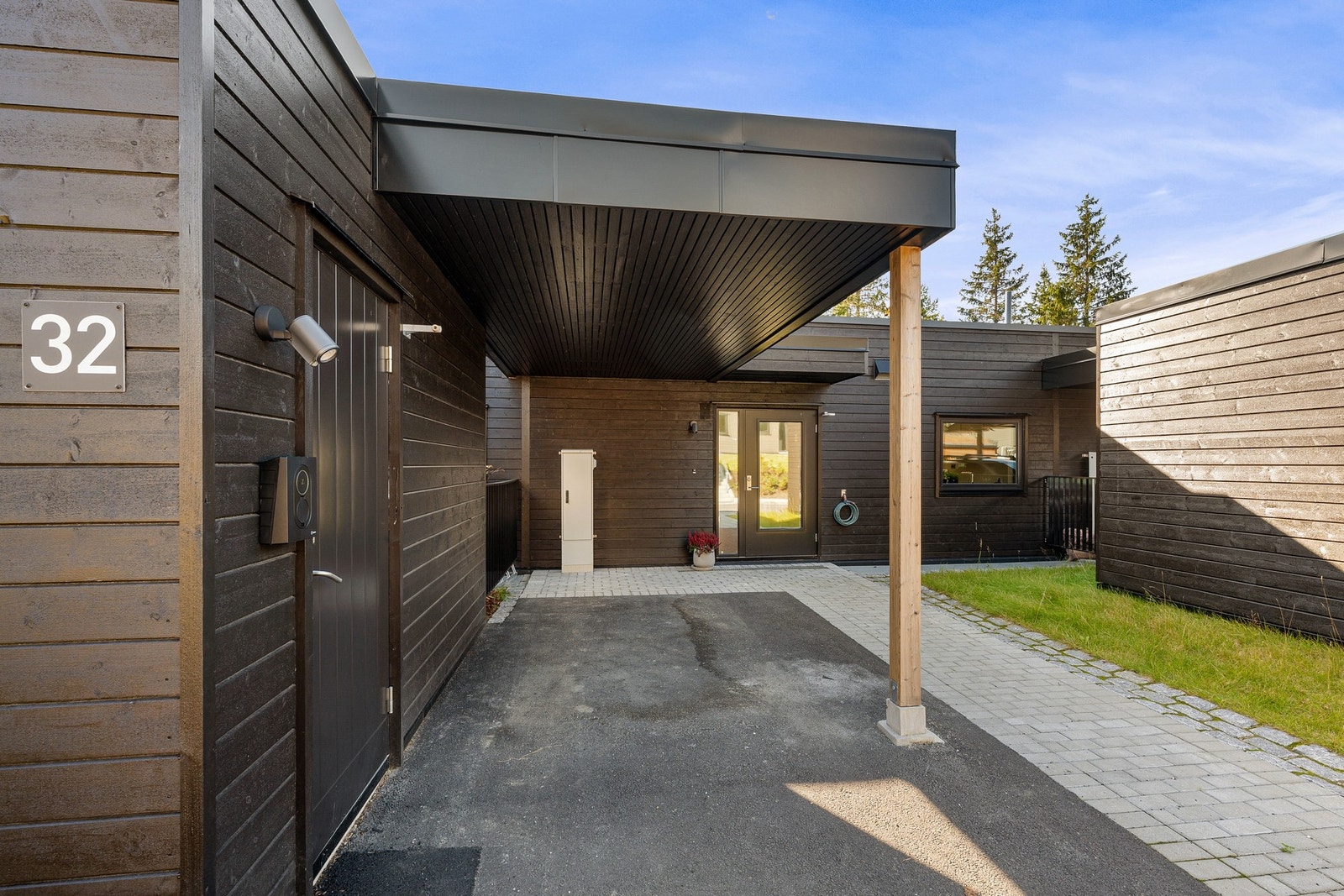 Ved inngangspartiet er det i tillegg utvendig bod ca. 5 m² med strøm, som gir nyttig lagringsplass for utstyr og sesongting. Galleribilde