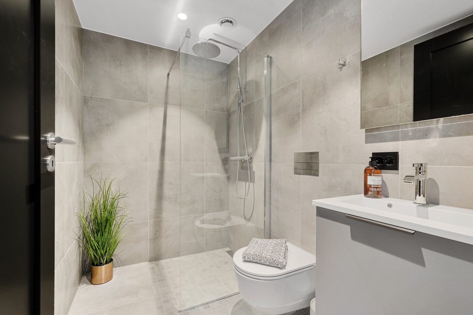 Badet i 1. etasje er flislagt og ligger lett tilgjengelig fra gangen, med elektrisk, termostatstyrt gulvvarme. Galleribilde