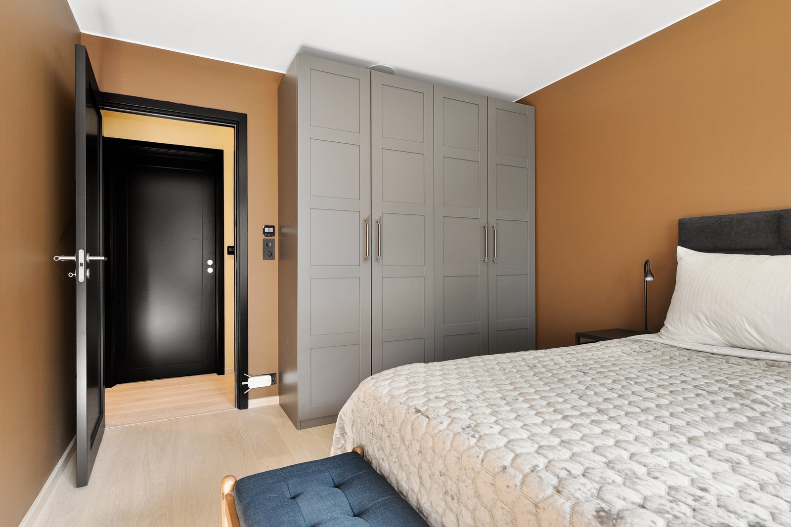 Her er det god plass til garderobeløsning, seng og nattbord. Galleribilde