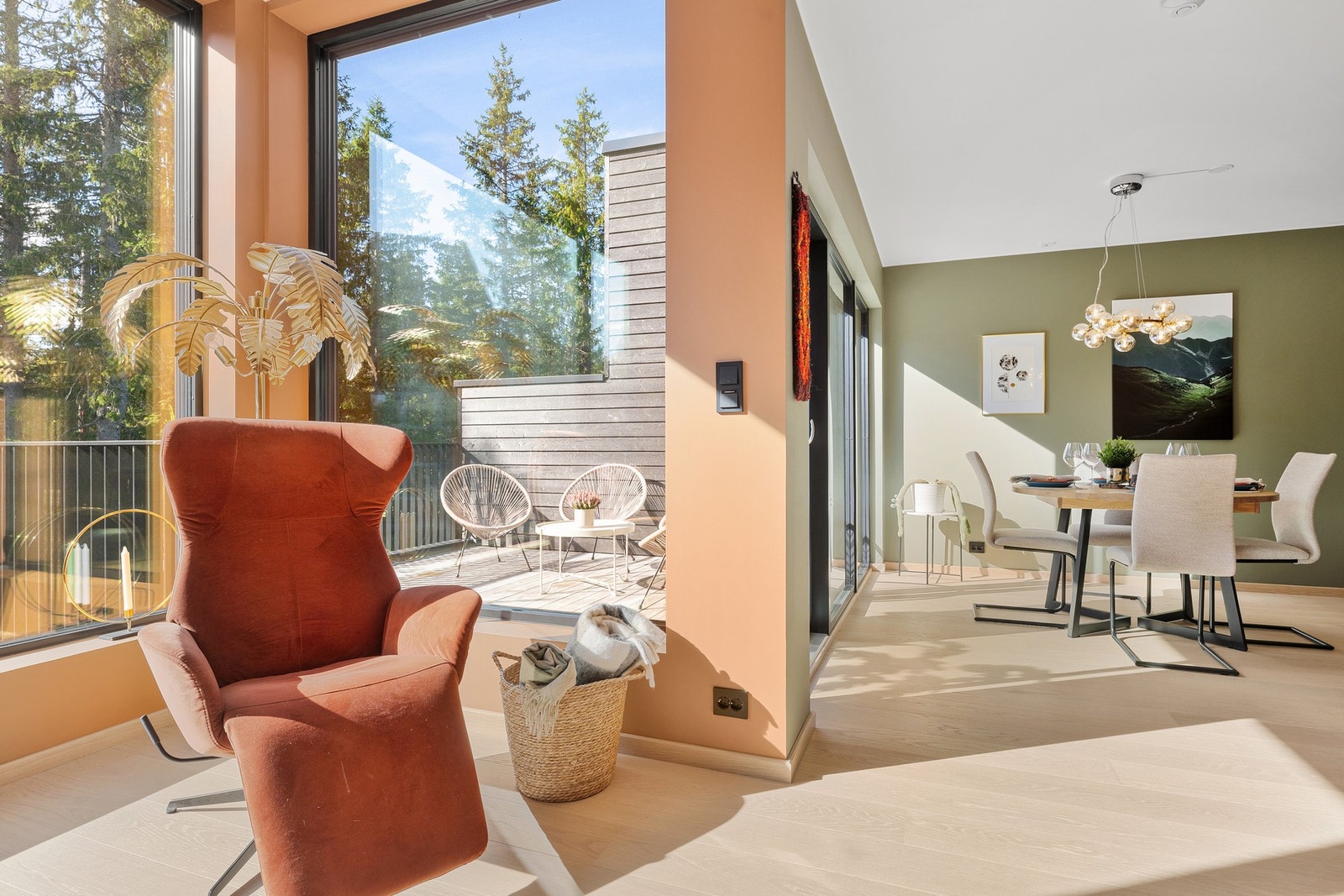 Her er det gjort gjennomtenkte tilvalg med behalgelig farger på veggene og nydelig parkettgulv. Galleribilde