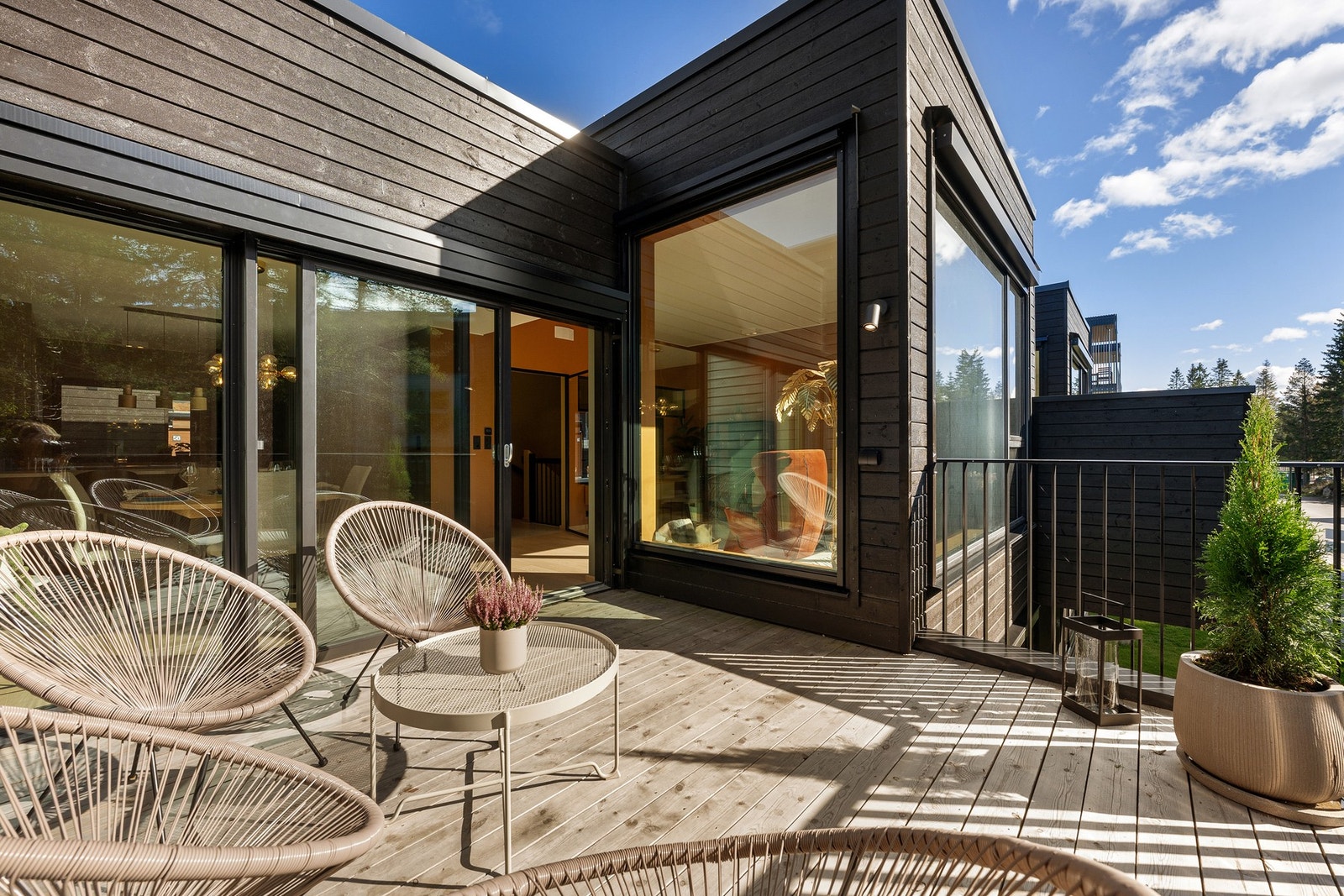 Verandaen vender mot sydvest og gir et fint uteområde til både utemøbler og grill, med gode solforhold fra ettermiddag og utover kvelden. Galleribilde