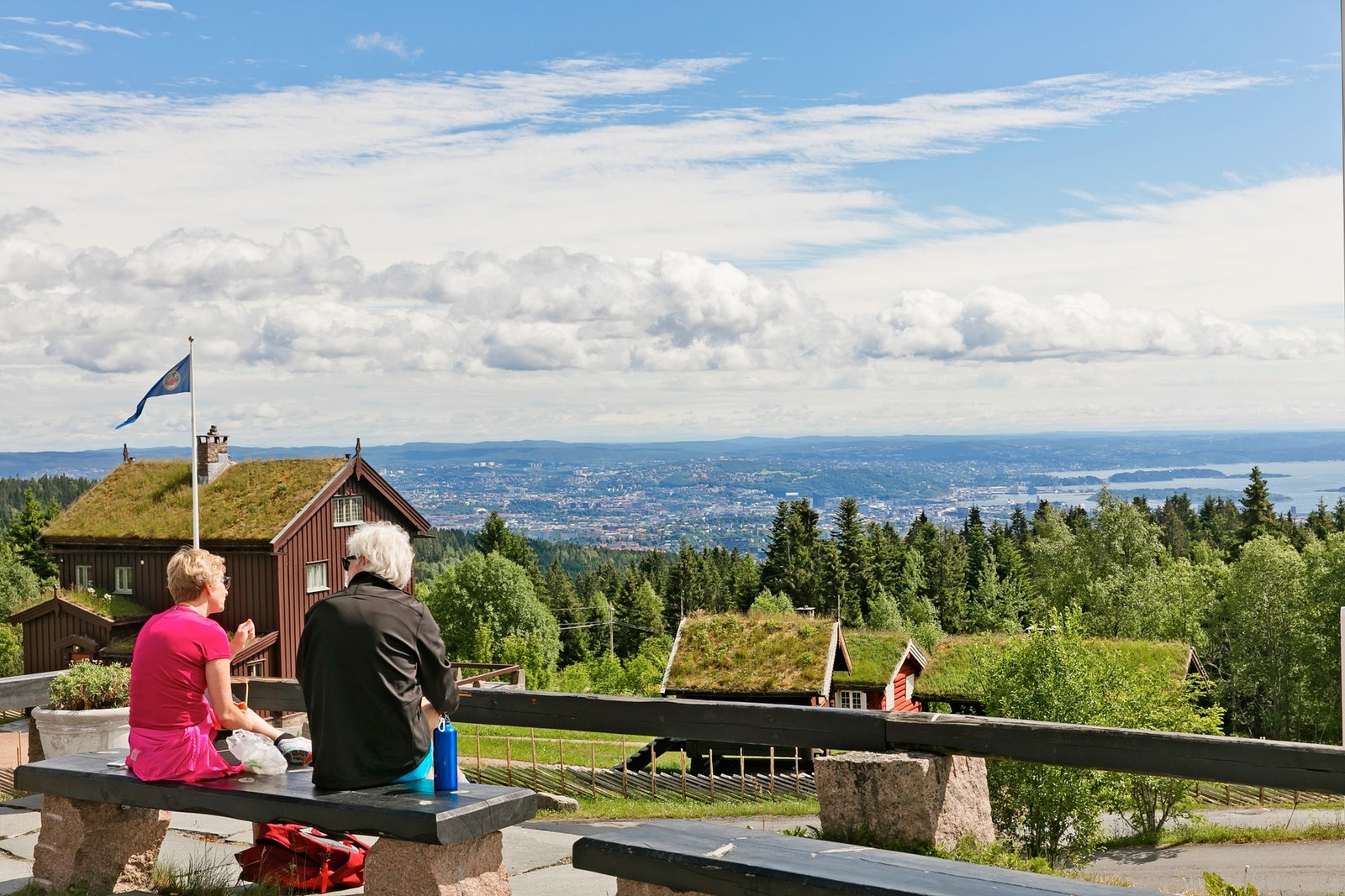 Frognerseteren restaurant er kjent for sin fantastiske utsikt og tradisjonelle norske matopplevelser, perfekt for en hyggelig middag med panoramautsikt over byen. Galleribilde