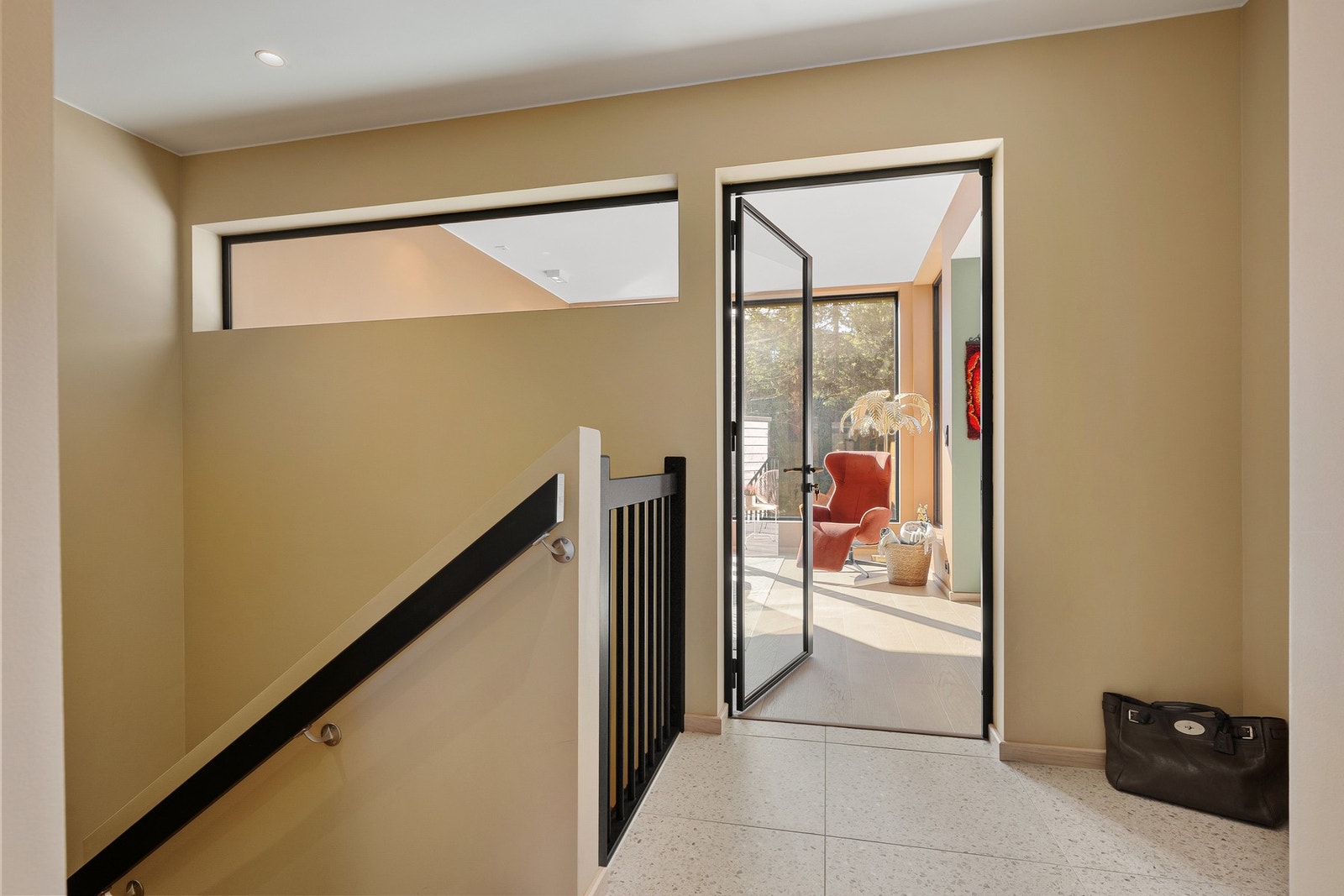 Åpen og luftig entré som gir et godt førsteinntrykk, med god plass til garderobeløsning og en praktisk flyt videre inn til stue og kjøkken. Galleribilde