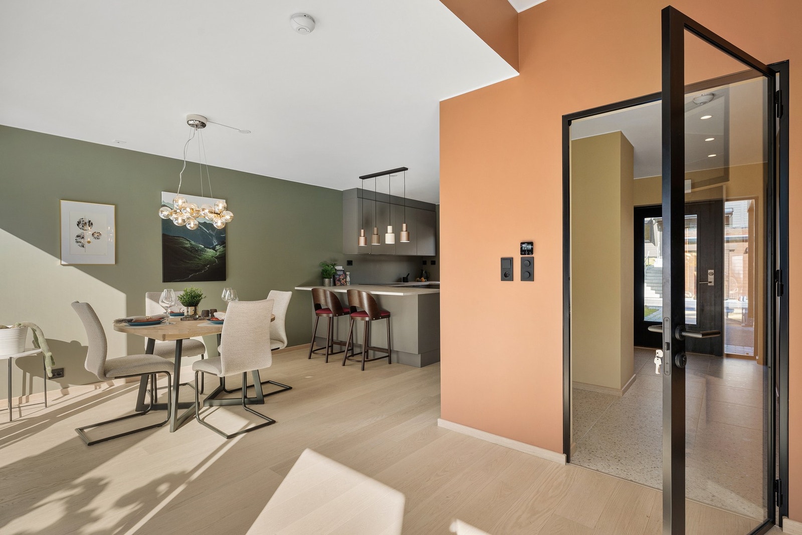 Åpen planløsning med praktisk form og gode møbleringsmuligheter, med plass til både lounge-del og spiseplass Galleribilde