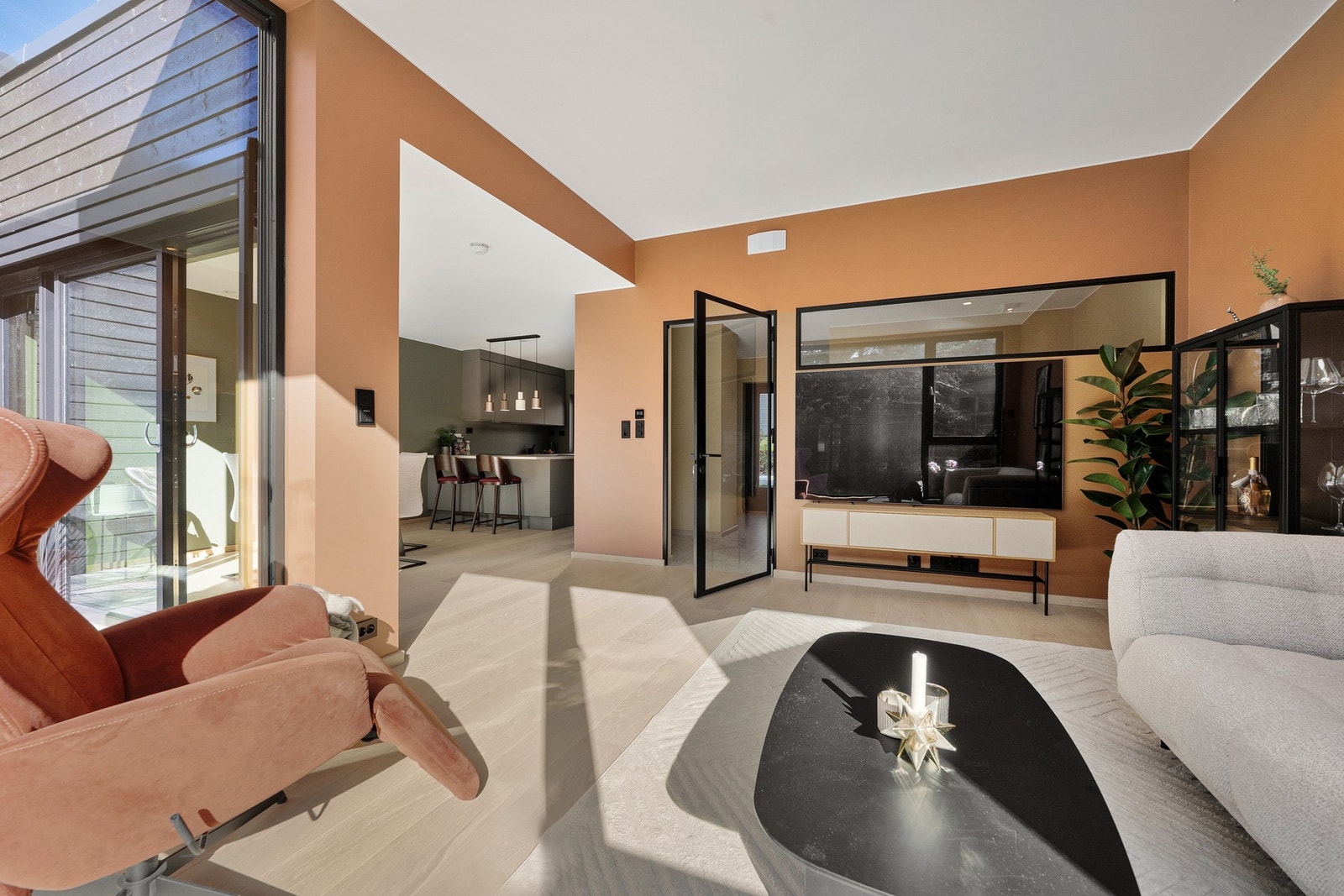 Det er vannbåren gulvvarme i alle rom, bortsett fra badene, der er det elektrisk gulvvarme. Galleribilde