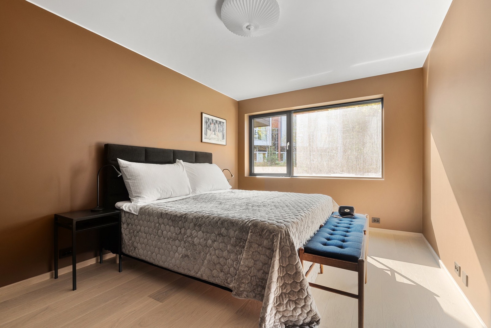 De tre soverommene er av god størrelse og det er vannbåren gulvvarme i alle soverom. Galleribilde