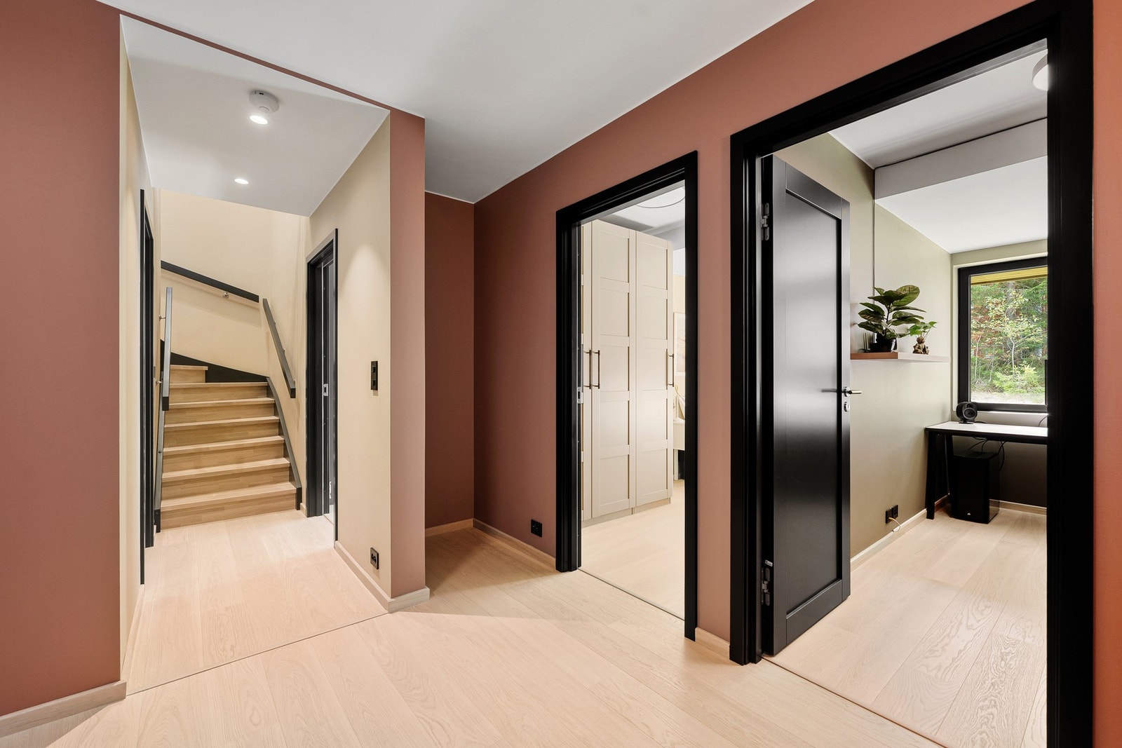 Trappen leder ned til underetasjen, hvor boligens private sone ligger med tre soverom, hovedbad, innvendig bod og et ekstra oppholdsrom. Galleribilde