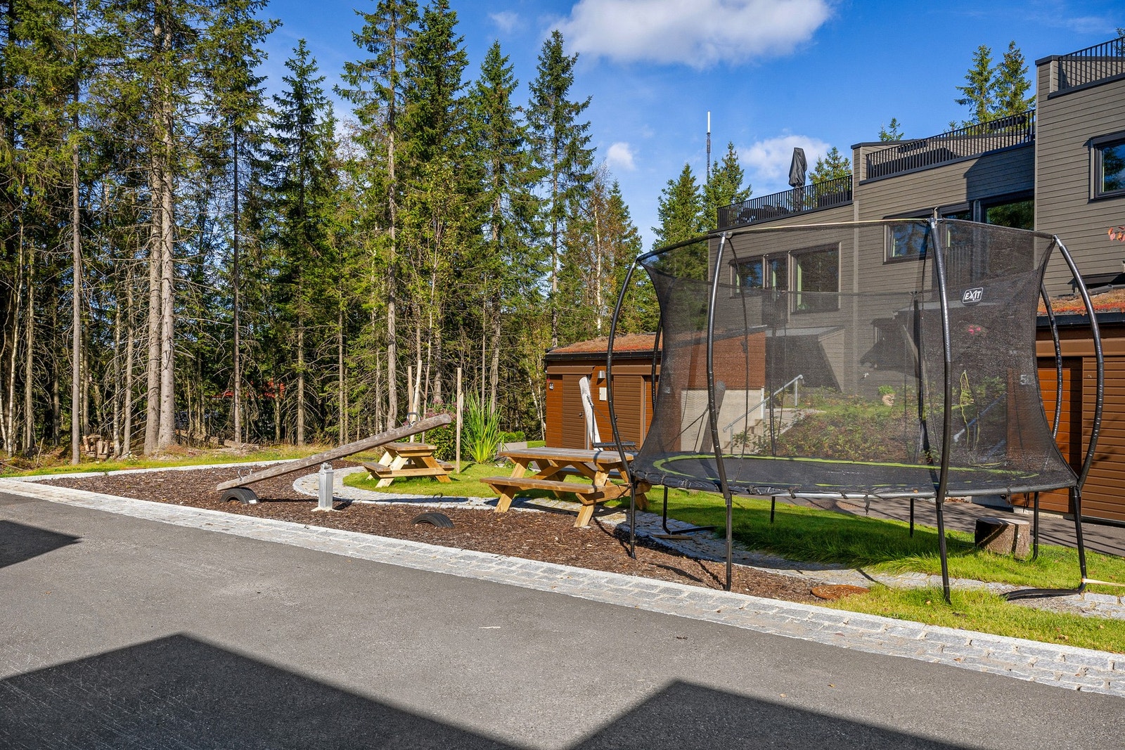 Sameiet tilbyr flotte fasiliteter som smørebod/sykkelverksted, stor sykkelbod, felleslokale med kjøkken og gjesteleilighet med bad. Bilfrie og naturnære uteområder mellom byggene. Galleribilde