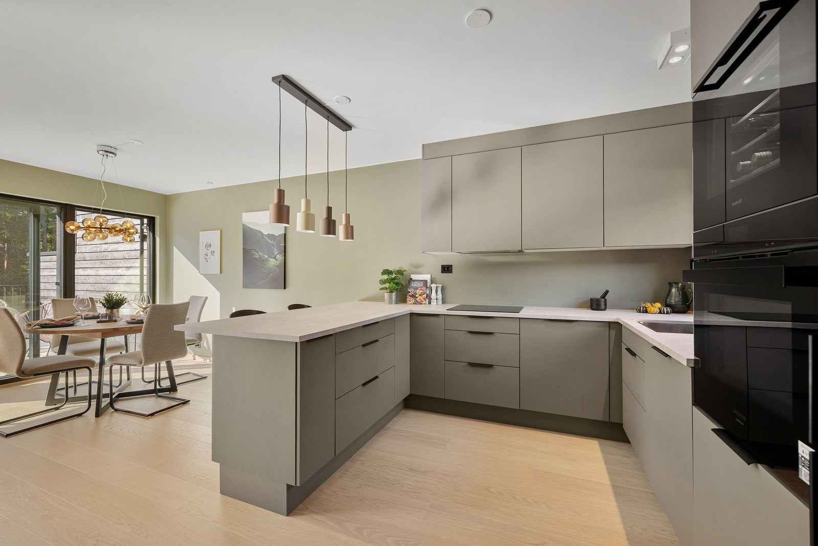 familievennlig planløsning over to plan, tre soverom i underetasjen og to flislagte bad. Galleribilde