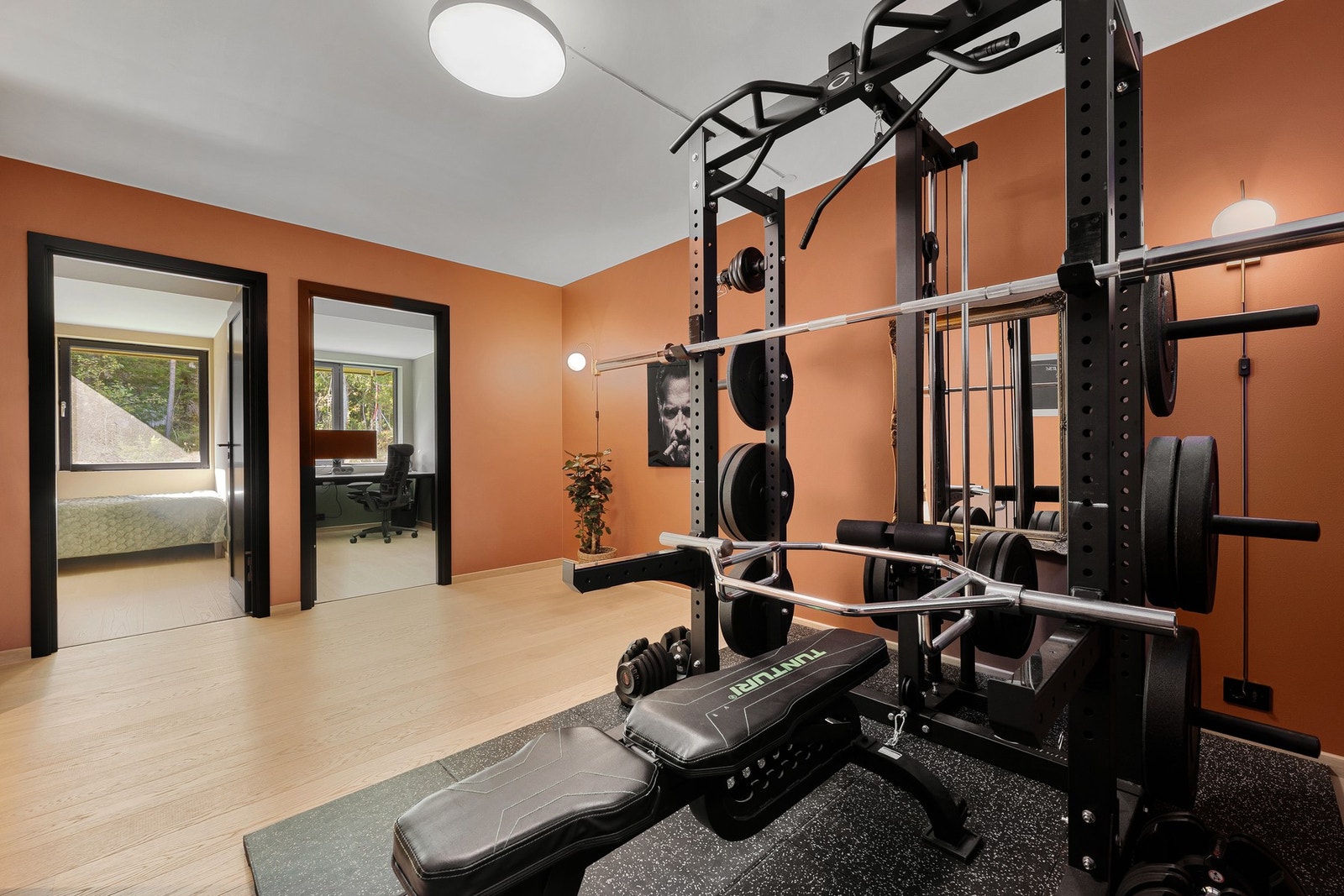 Her får du et praktisk oppholdsrom i underetasjen som gir boligen en ekstra bruksflate. Galleribilde