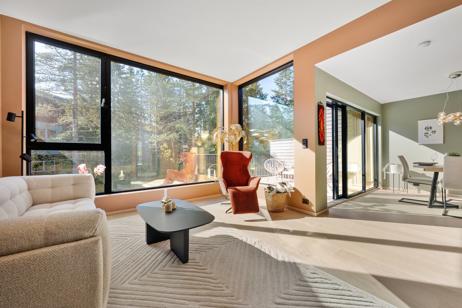 Store vindusflater gir godt lysinnslipp, og solskjerming gjør det enkelt å regulere lys og temperatur. Galleribilde