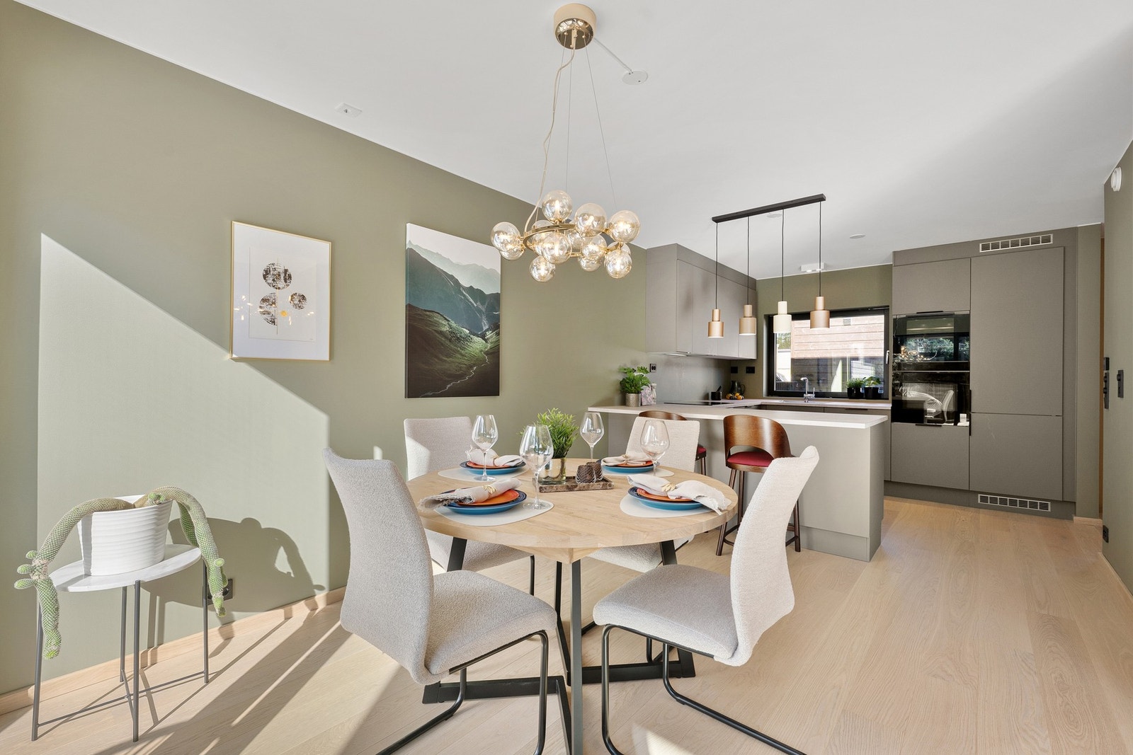 Spiseplassen har en naturlig og praktisk plassering i tilknytning til kjøkkenet, med god plass til spisebord og hyggelige måltider i hverdagen. Galleribilde