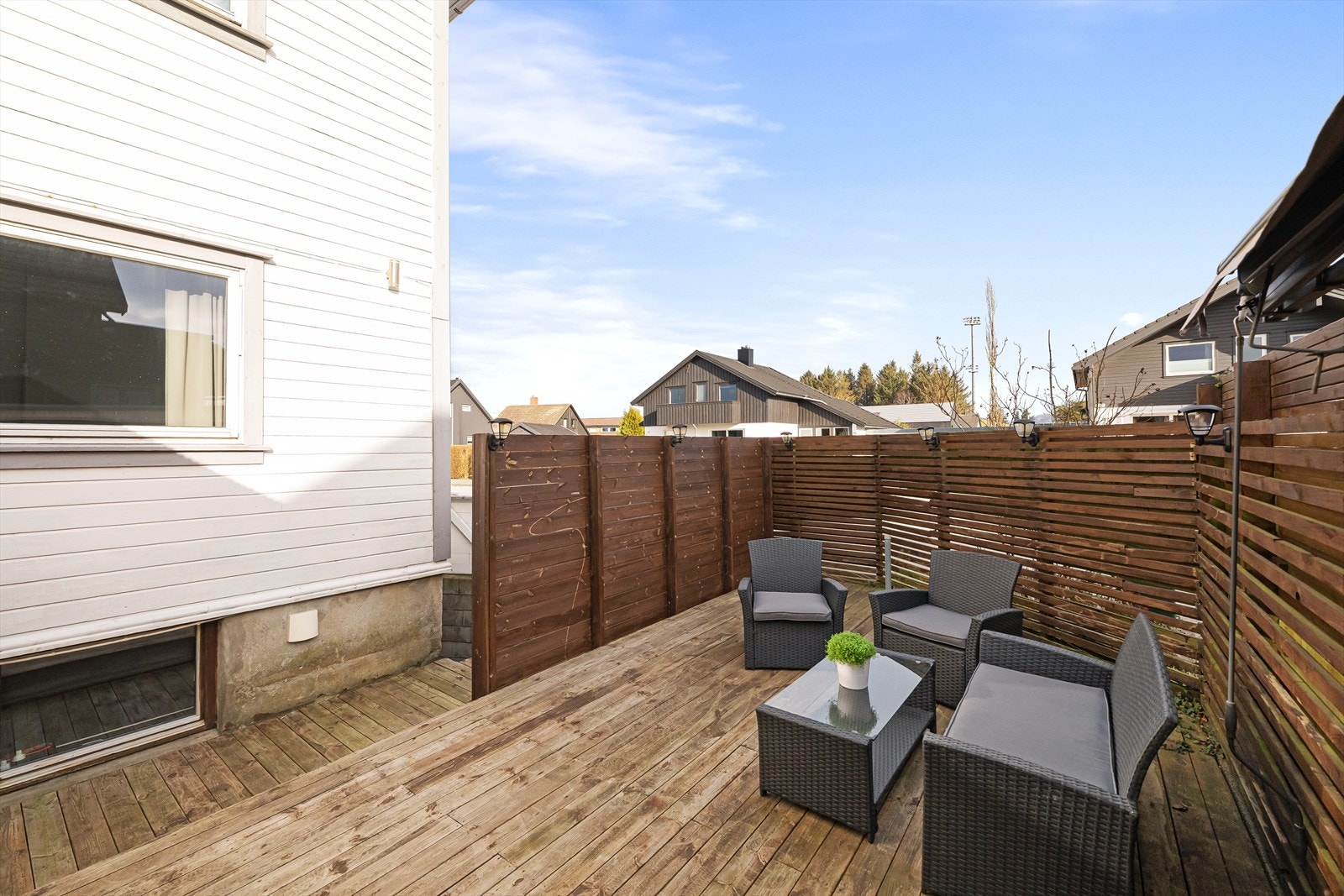 Uteområdet byr på gode muligheter for avkobling og sosiale sammenkomster. Her kan du skape et trivelig uterom tilpasset dine ønsker og behov Galleribilde