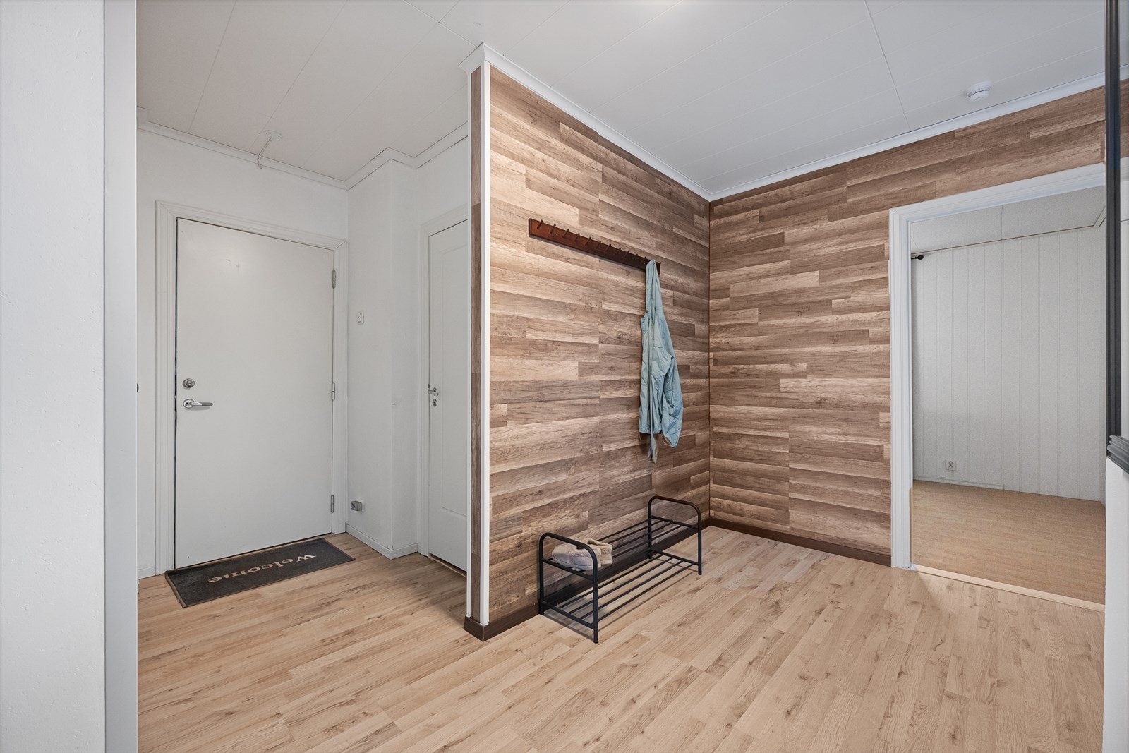 Romslig entré med praktiske garderobeløsninger som gir god plass til oppbevaring av klær og sko - Innvendig bod rett ved entréen gir enkel tilgang til ekstra lagringsplass for sesongutstyr og annet Galleribilde