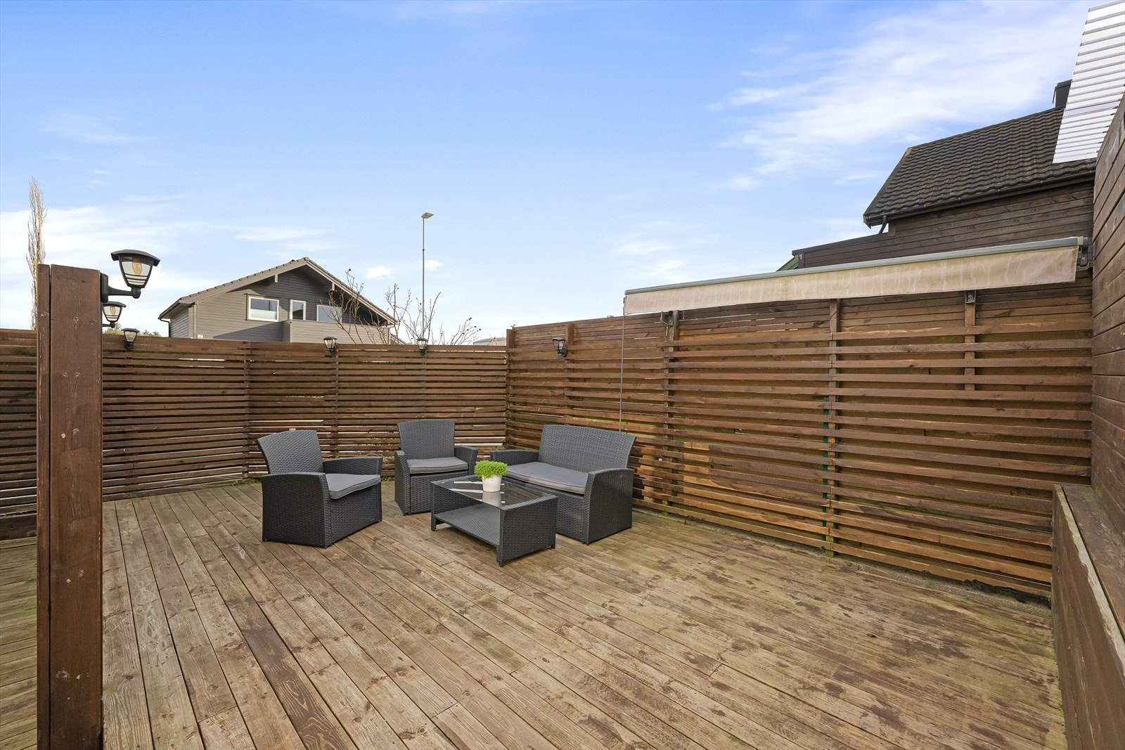 Fellesarealet for seksjon 1 og seksjon 2 egner seg perfekt for å nyte varme sommerdager. Her er det også godt med plass til å invitere venner og bekjente for hyggelige sammenkomster Galleribilde