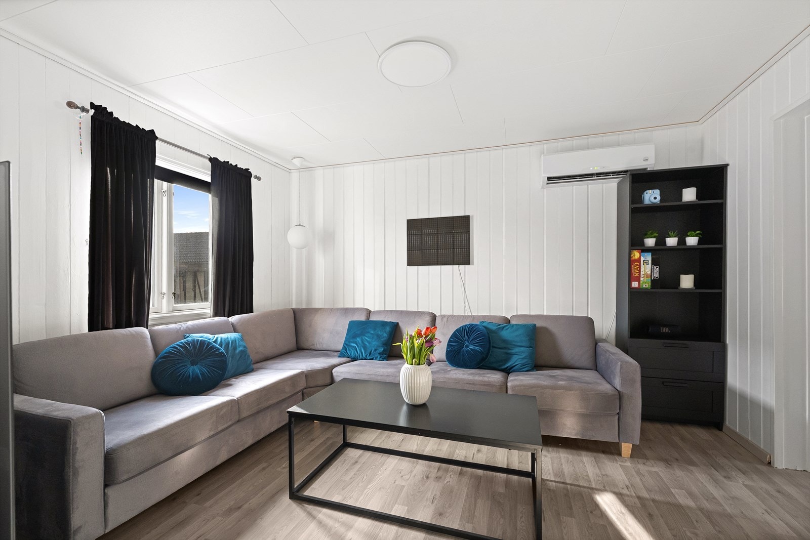 Lys og luftig stue med rikelig naturlig lysinnslipp, utformet for enkel møblering som tilpasses ulike ønsker og behov Galleribilde