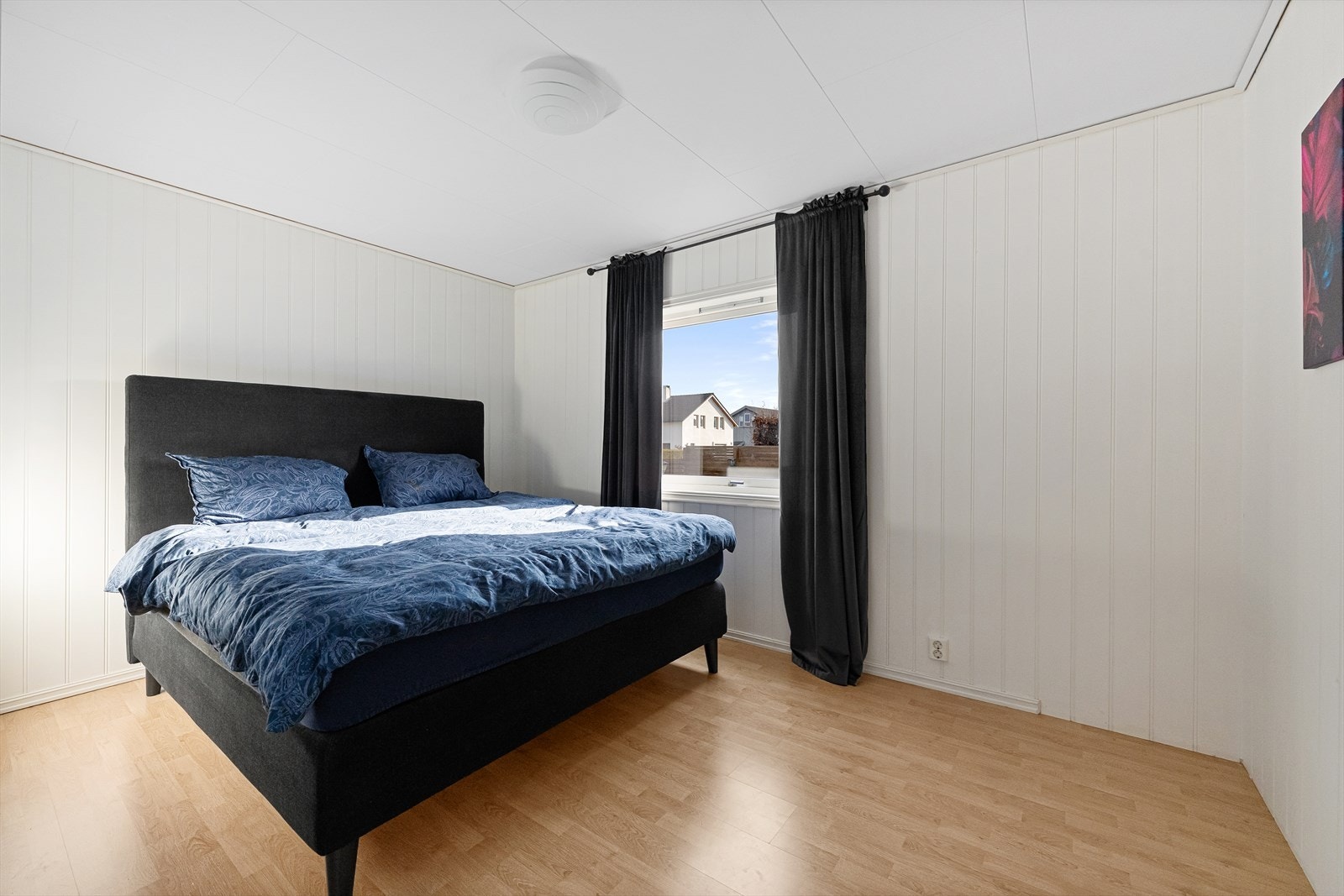 Romslig soverom med plass til dobbeltseng og garderobeskap Galleribilde