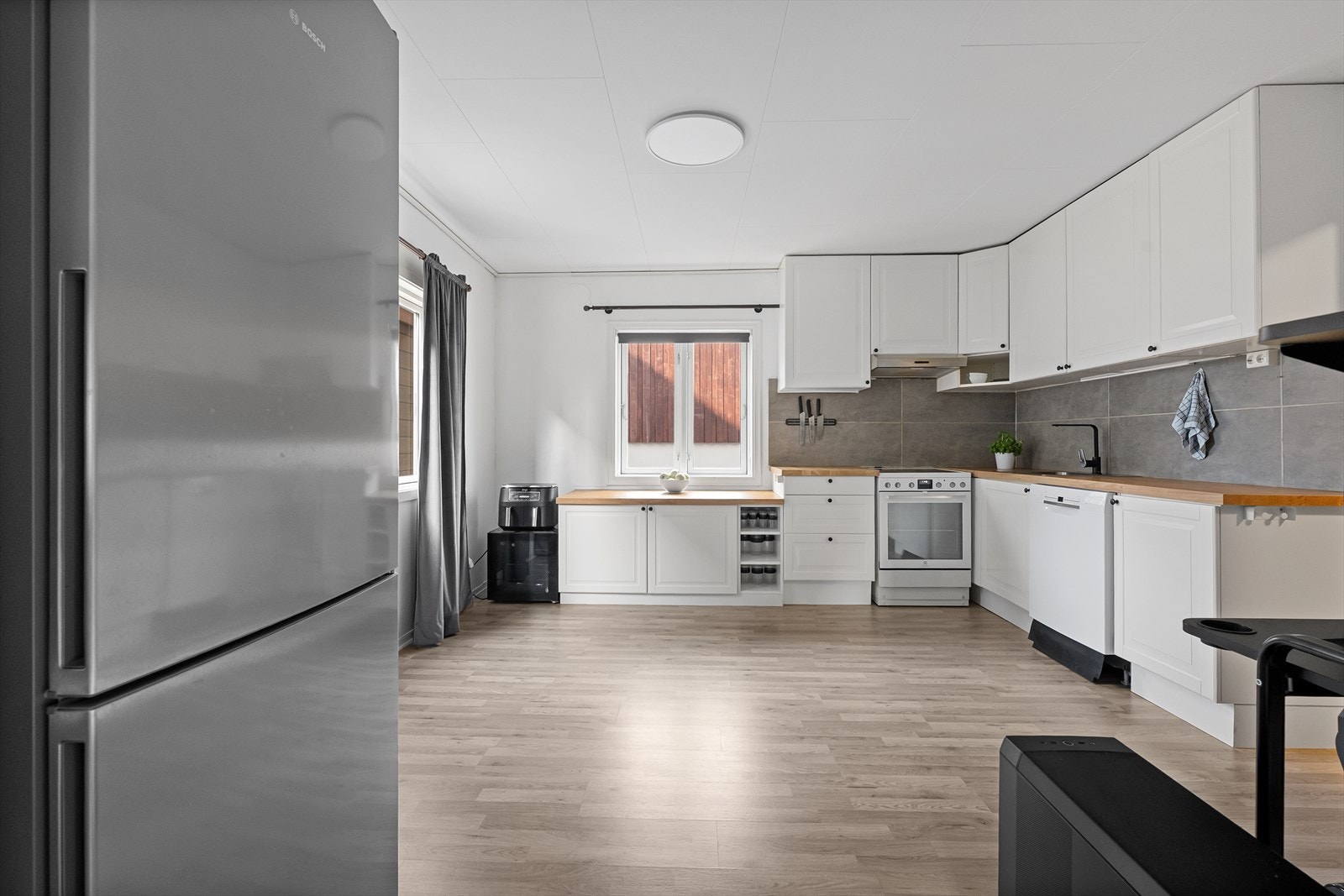 Stort og romslig kjøkken med praktisk layout og rikelig oppbevaringsplass, designet for å dekke alle behov Galleribilde