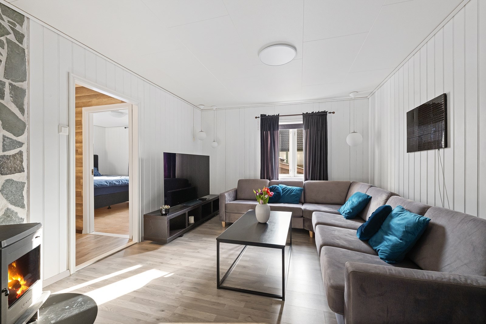 På kjølige sommerdager er vedovnen en praktisk og effektiv varmekilde som skaper både varme og hygge Galleribilde