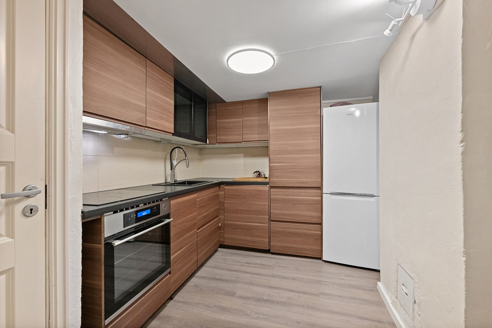 Moderne kjøkken fra 2021 med rikelig skapplass til det meste man trenger Galleribilde