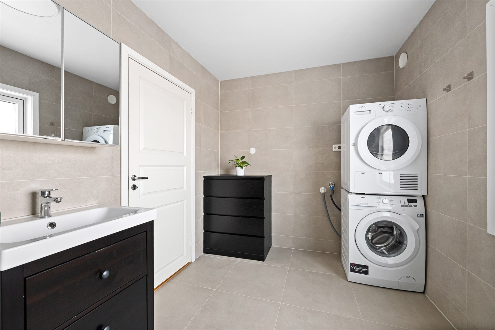 Moderne innredning og gulvvarme gjør rommet til et behagelig sted å både starte og avslutte dagen Galleribilde