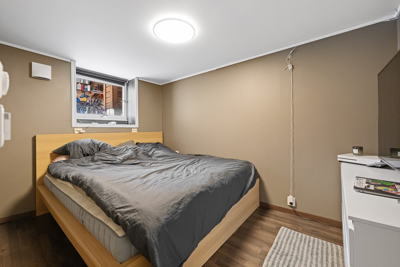 Hovedsoverom med god plass til dobbeltseng og praktiske garderobeløsninger, innredet i tidsriktige og harmoniske farger Galleribilde