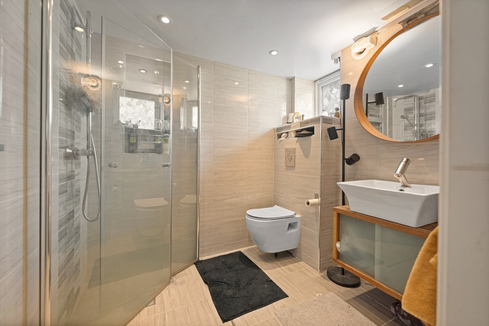 Bad fra 2021 med nedfelt servant, veggmontert toalett og dusjdører Galleribilde