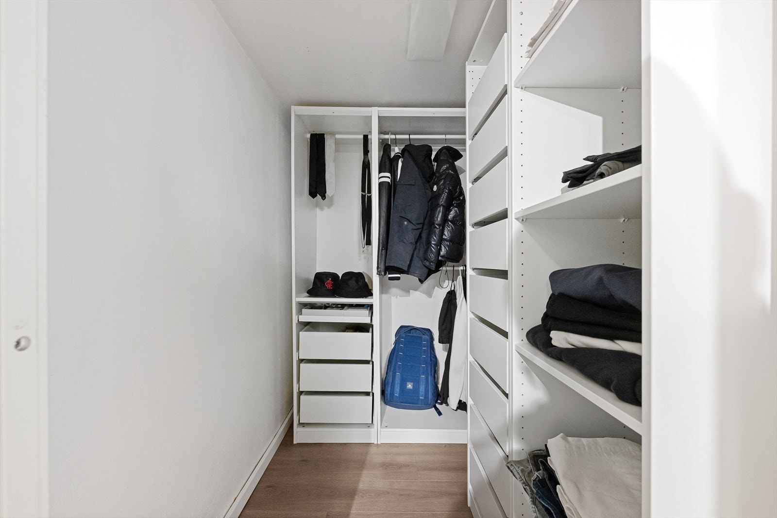 Praktisk walk-in-closet med god oppbevaringsplass og oversiktlige løsninger for klær og tilbehør Galleribilde