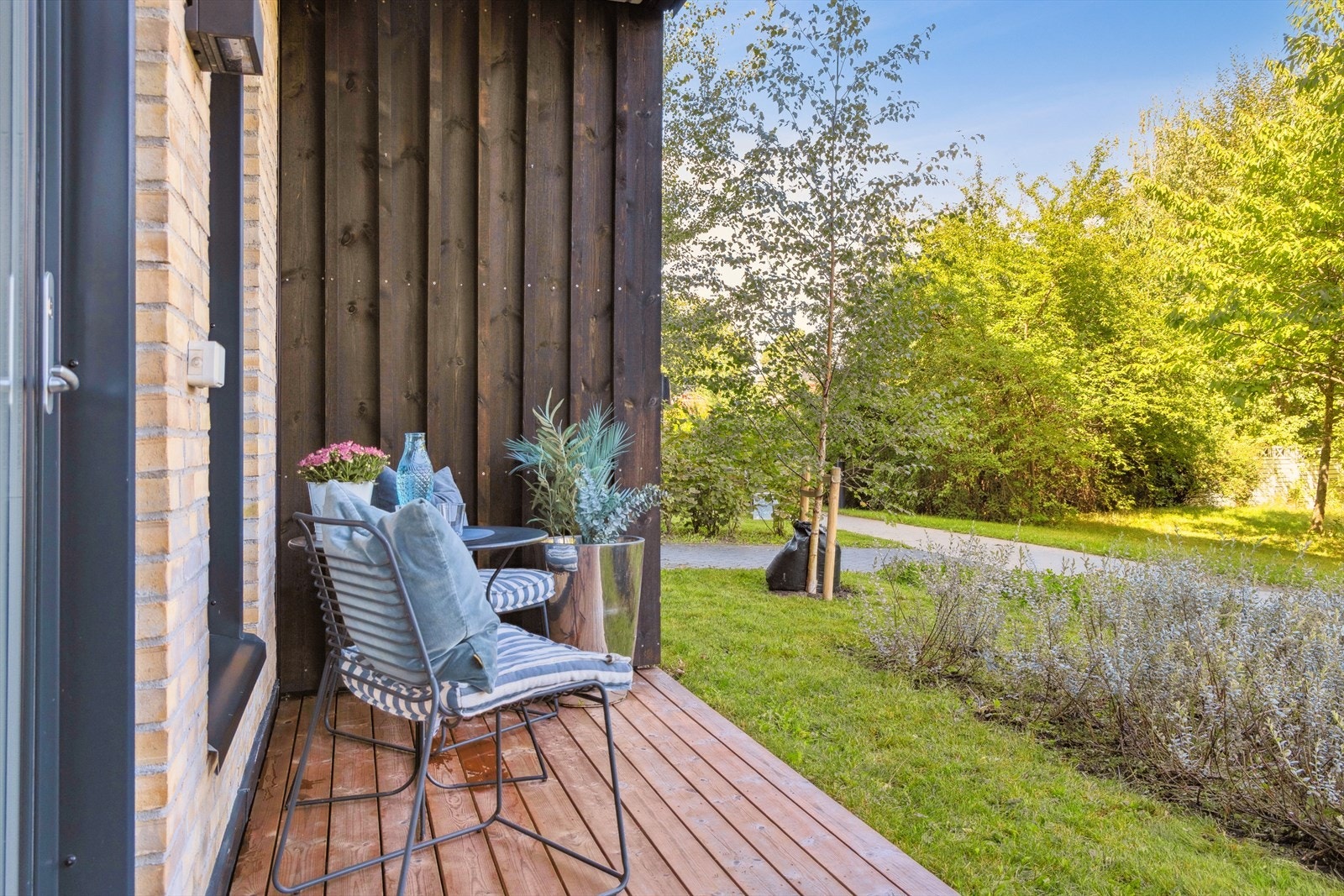 Den andre terrassen ved kjøkkenet gir en ekstra, usjenert uteplass med morgen-/formiddagssol! Galleribilde