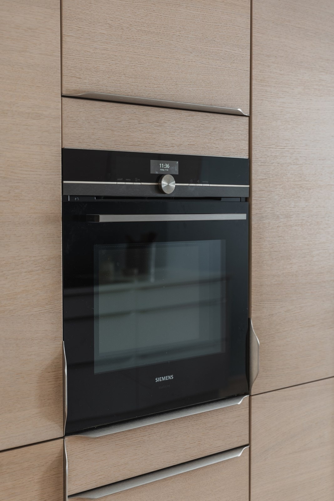 Oppgraderte, integrerte hvitevarer fra Siemens, inkludert stekeovn med mikrobølgefunksjon. Galleribilde