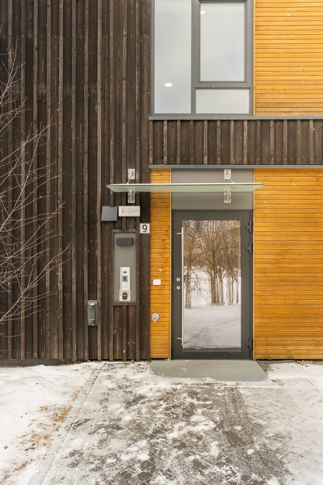 Hovedinngangen til bygget er tydelig merket og lett tilgjengelig. Galleribilde