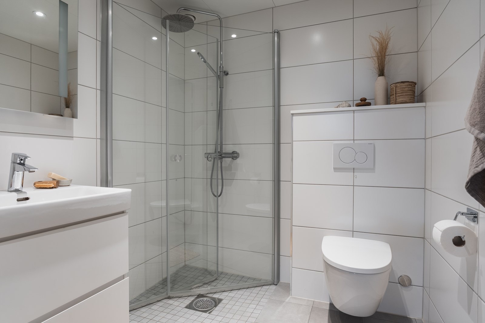 Begge badene er moderne, har vegghengt toalett og elektriske varmekabler i gulvet. Galleribilde