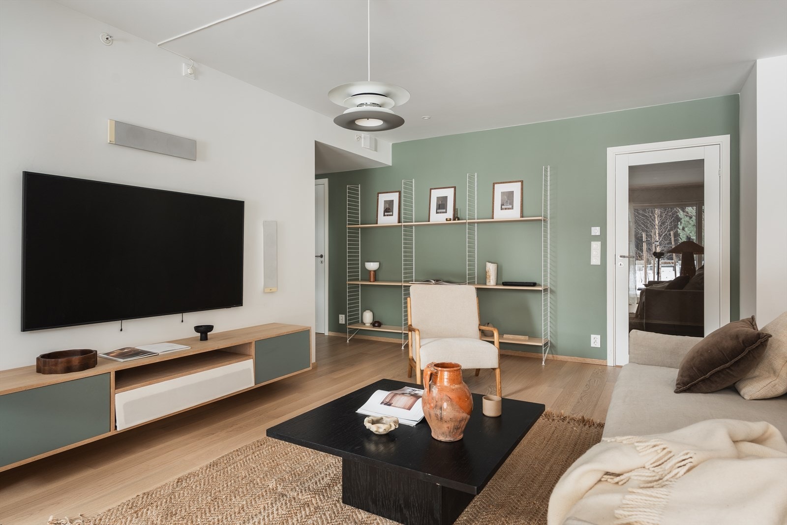 Gjennomgående 1-stavs eikegulv og moderne, malte vegger gir et elegant og helhetlig preg. Galleribilde