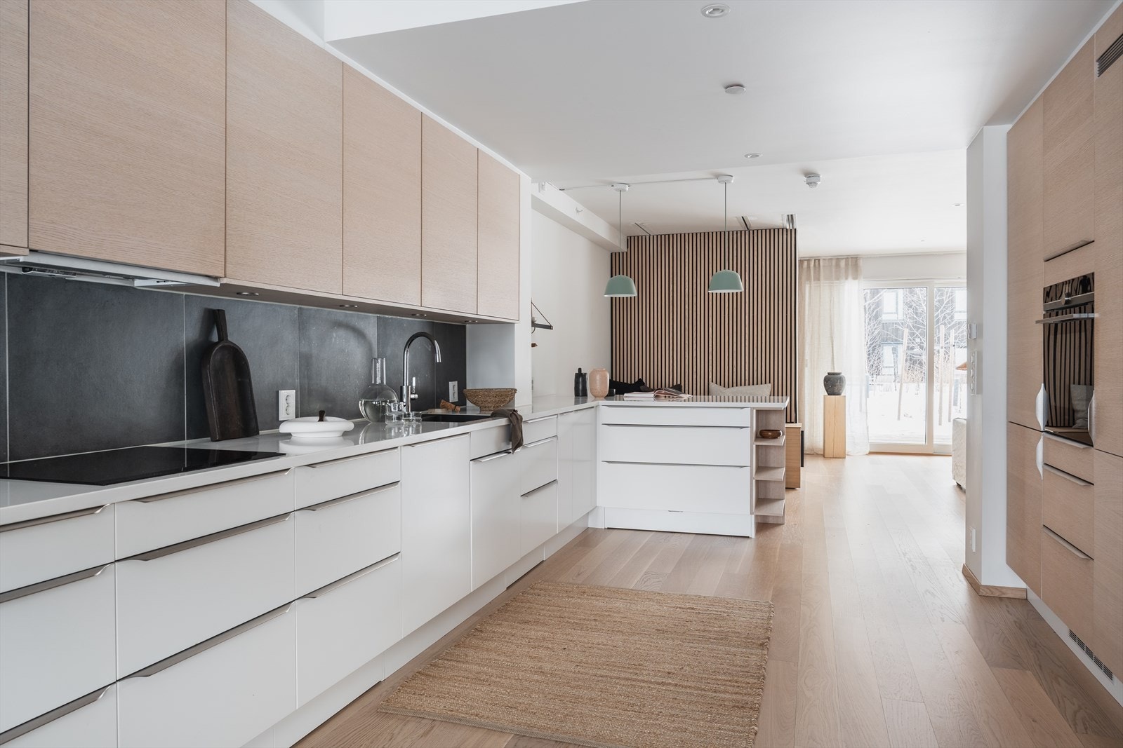 Boligen er fra 2020 har en sosial og åpen stue- og kjøkkenløsning med gjennomgående høy standard. Galleribilde