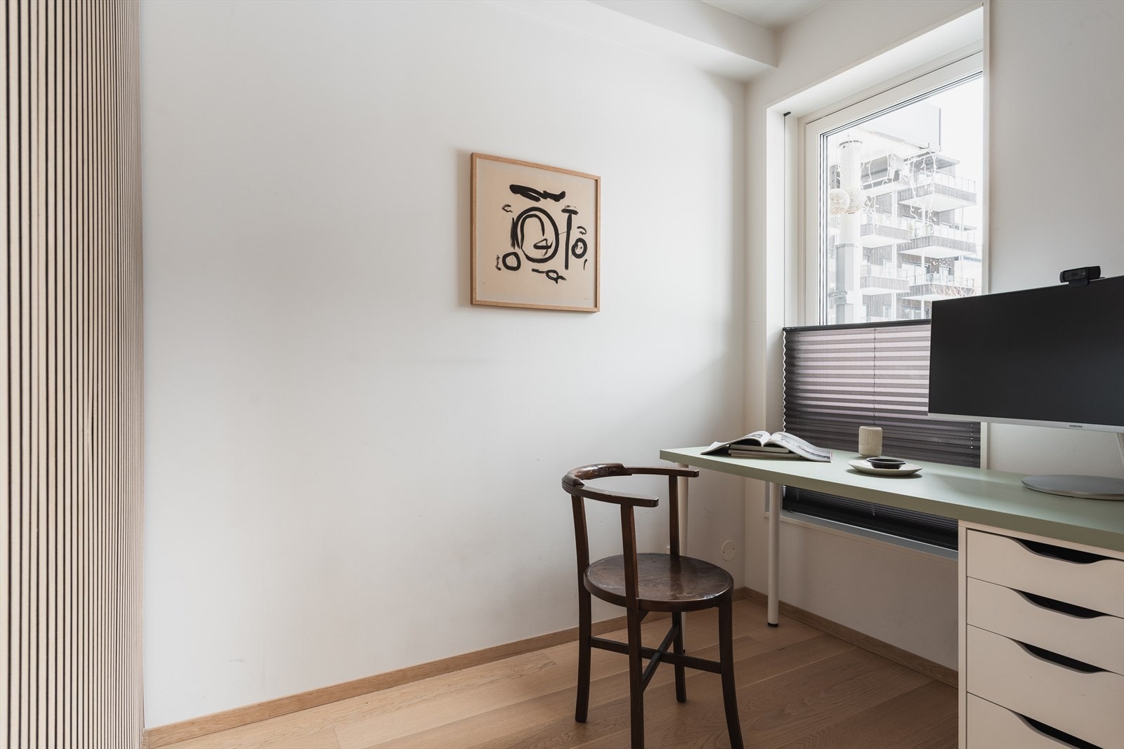 Arbeidsplassen er skjermet, men likevel en integrert del av oppholdsrommet. Galleribilde