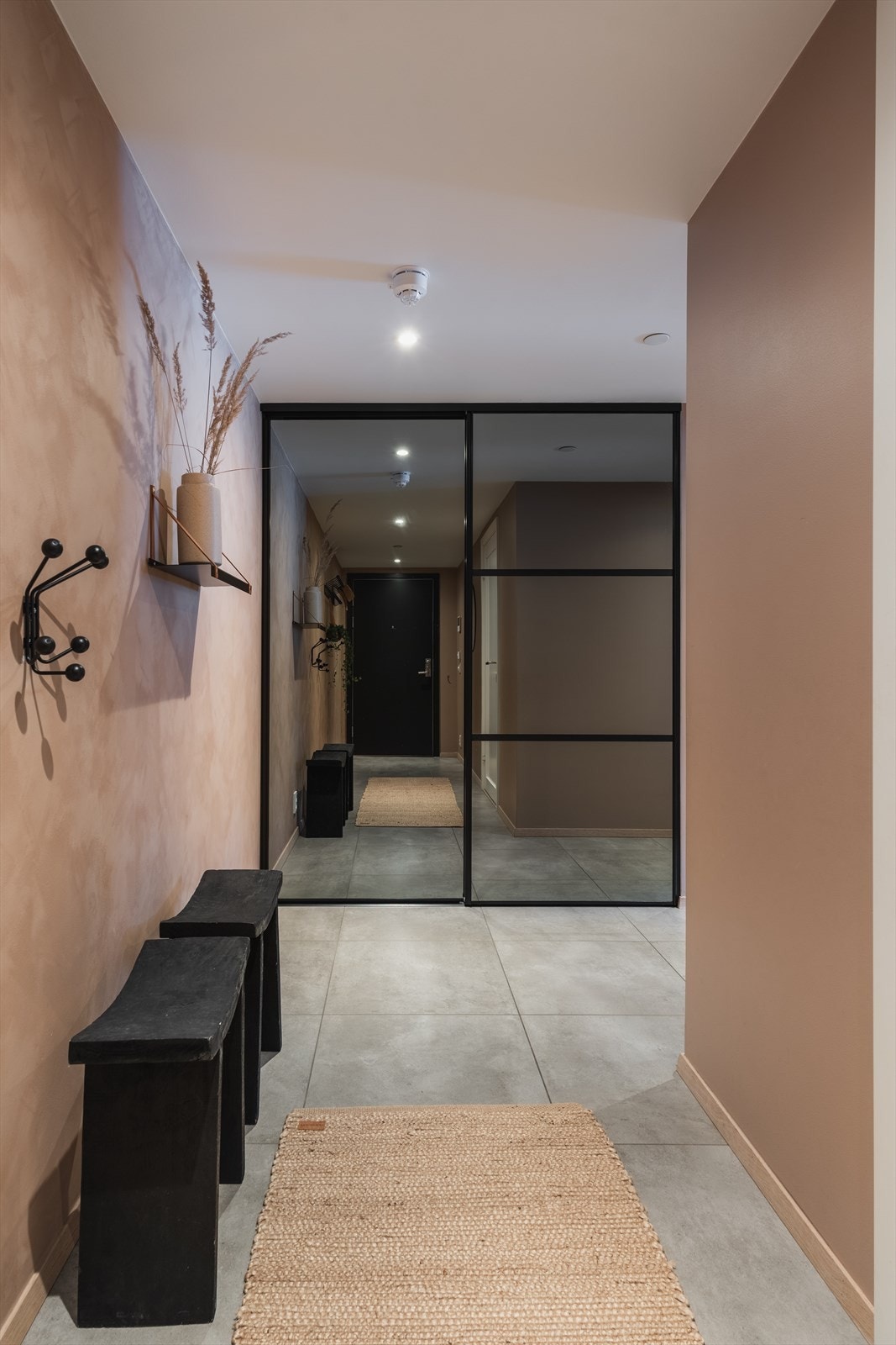 En innbydende entré med flislagt gulv m/vannbåren gulvvarme og god plass til oppbevaring. Galleribilde