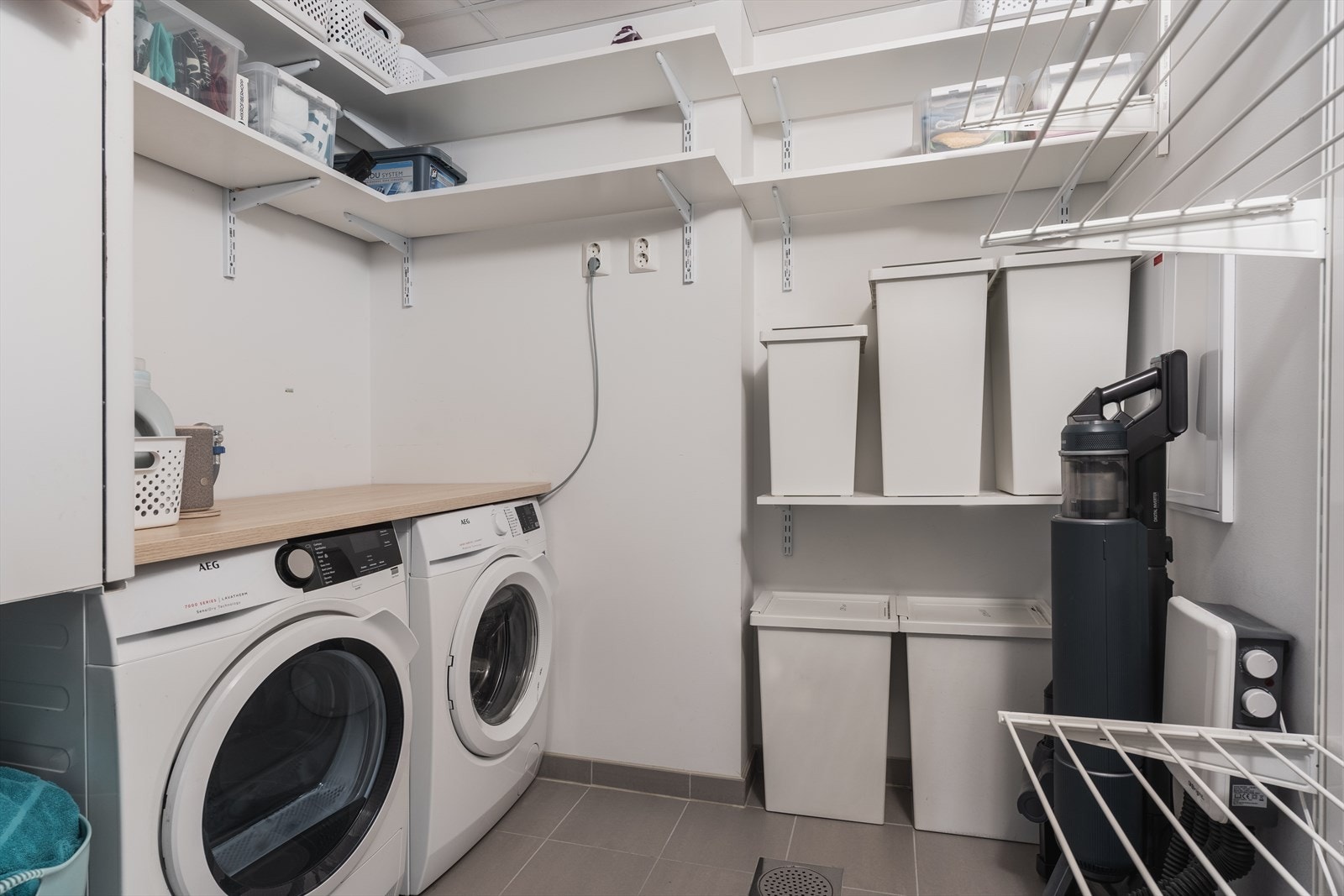 Den innvendige boden er oppgradert ved tilvalg til et praktisk vaskerom med sluk og membran. I tillegg har man 2 boder i kjeller. Galleribilde