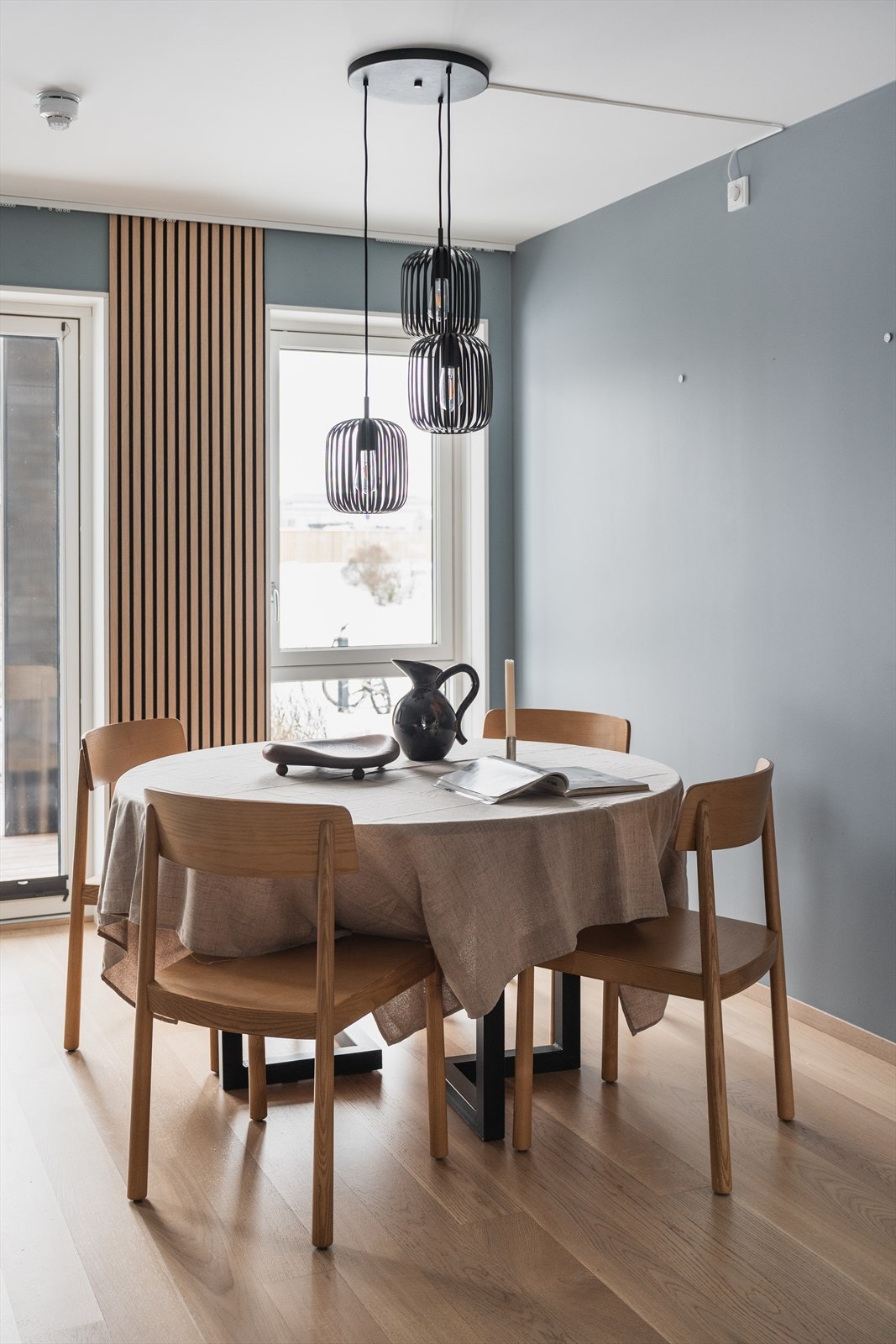 Hele boligen har vannbåren gulvvarme, som gir en jevn og behagelig temperatur. Galleribilde