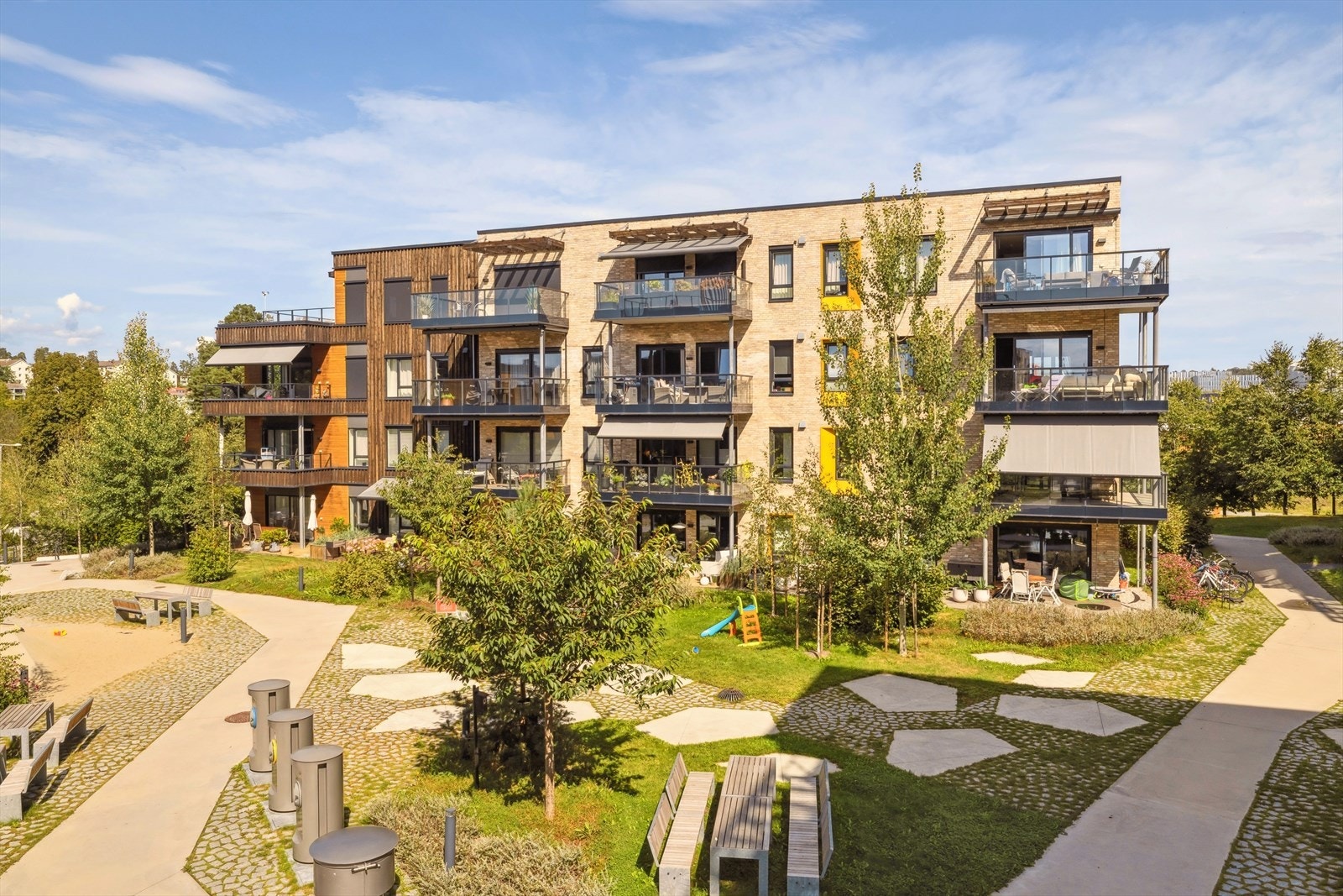 Eiendommen har innbydende og pent beplantede fellesarealer. Galleribilde