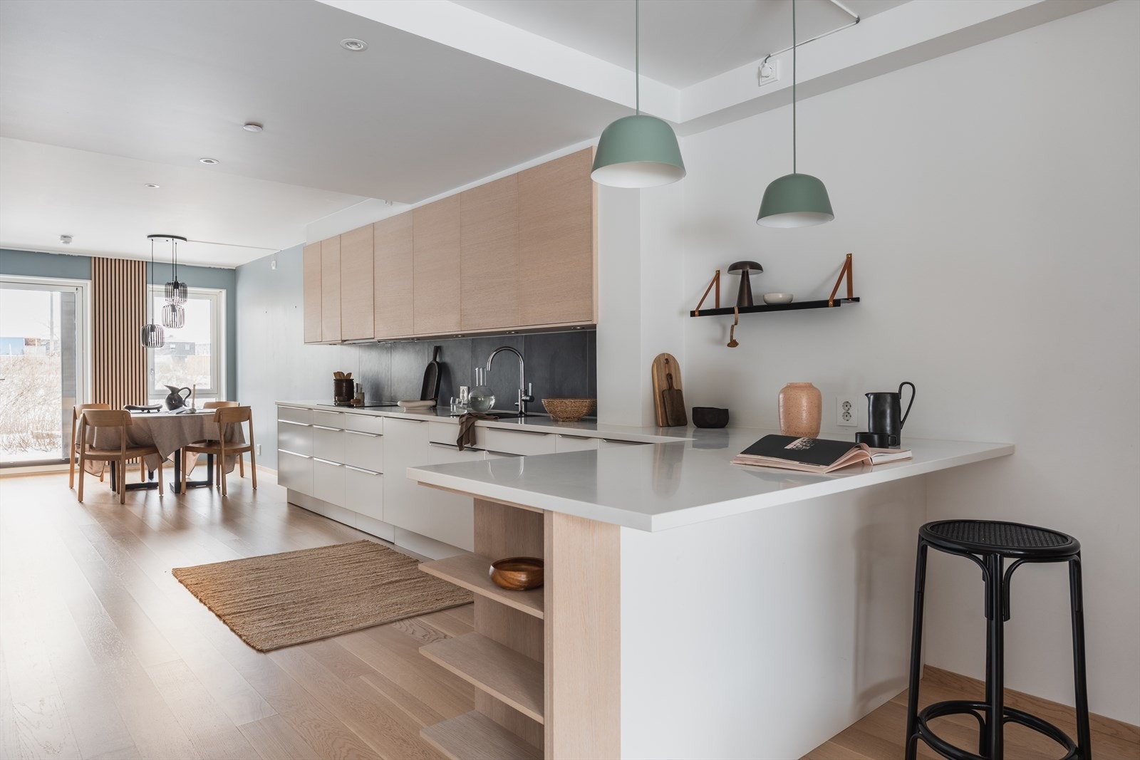 Utvidet kjøkkenløsning som tilvalg og høykvalitets løsninger som Corean composit benkeplate, Siemens hvitevarer med bla Stort kjøleskap og fryser, stekeovn med integrert mikro og selvrensfunksjon. Galleribilde