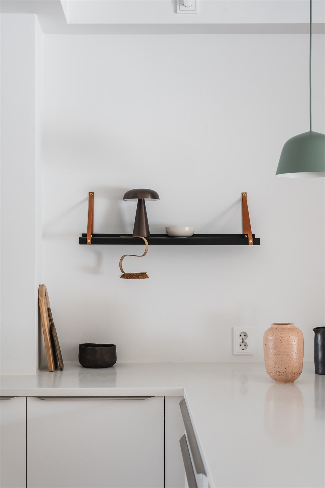 Stilrene detaljer og materialvalg er gjennomgående for hele kjøkkenet. Galleribilde