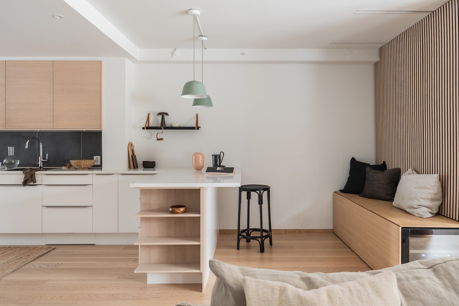 Kjøkkenøya fungerer som en naturlig samlingsplass og gir ekstra arbeidsflate. Galleribilde